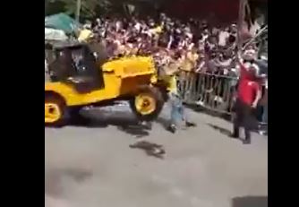 Momento del accidente durante desfile de autos en Colombia. (Foto Prensa Libre: Tomada de @TodosporCali_)