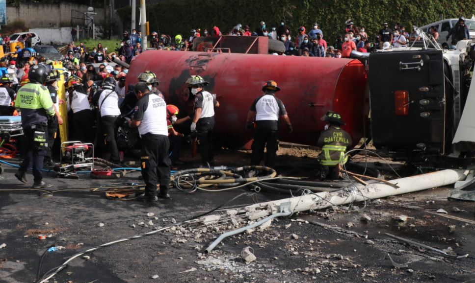 Accidente de tránsito en el Bulevar El Naranjo. (Foto Prensa Libre: Bomberos Voluntarios)
