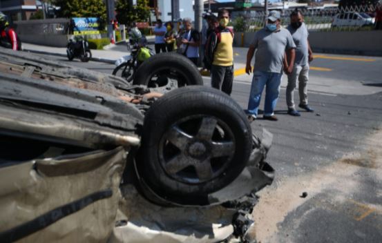 Tres vehículos involucrados en accidente de tránsito en la calzada Atanasio Tzul y 18 calle. (Foto Prensa Libre: Carlos Hernández)

