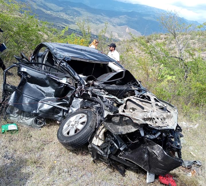Un accidente de tránsito en la ruta a las verapaces dejo dos personas muertas y una herida, según el reporte de los cuerpos de socorro. (Foto Prensa Libre: CBM/El Progreso) 