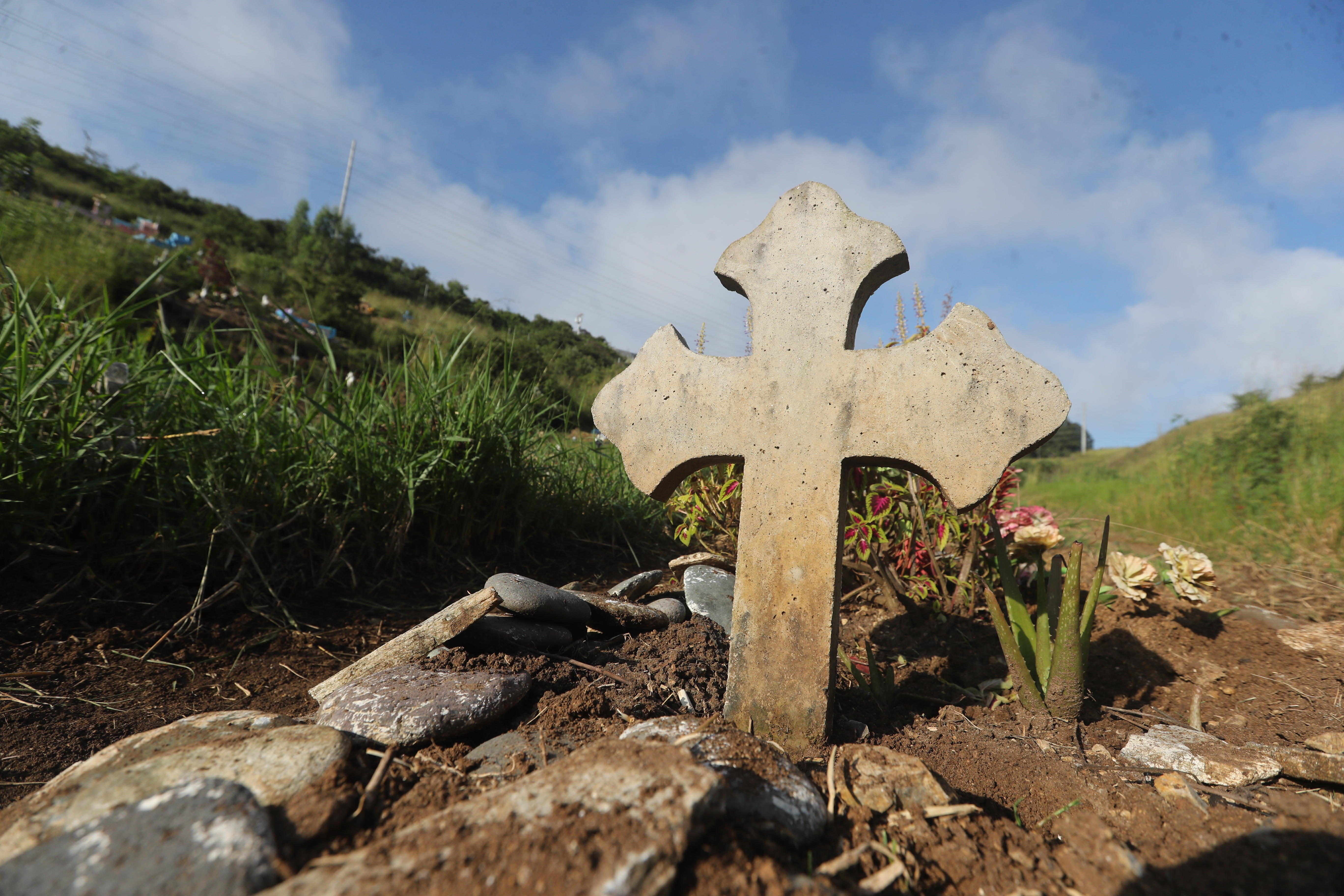 Las familias guatemaltecas recuerdan a sus familiares fallecidos, que incluye a las víctimas del covid, este Día de Todos los Santos y en el Día de los Fieles Difuntos. (Foto Prensa Libre: Erick Avila)