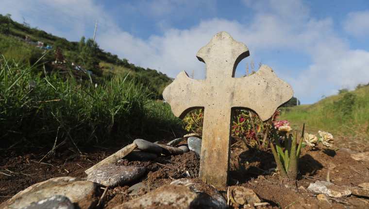 Las familias guatemaltecas recuerdan a sus familiares fallecidos, que incluye a las víctimas del covid, este Día de Todos los Santos y en el Día de los Fieles Difuntos. (Foto Prensa Libre: Erick Avila)