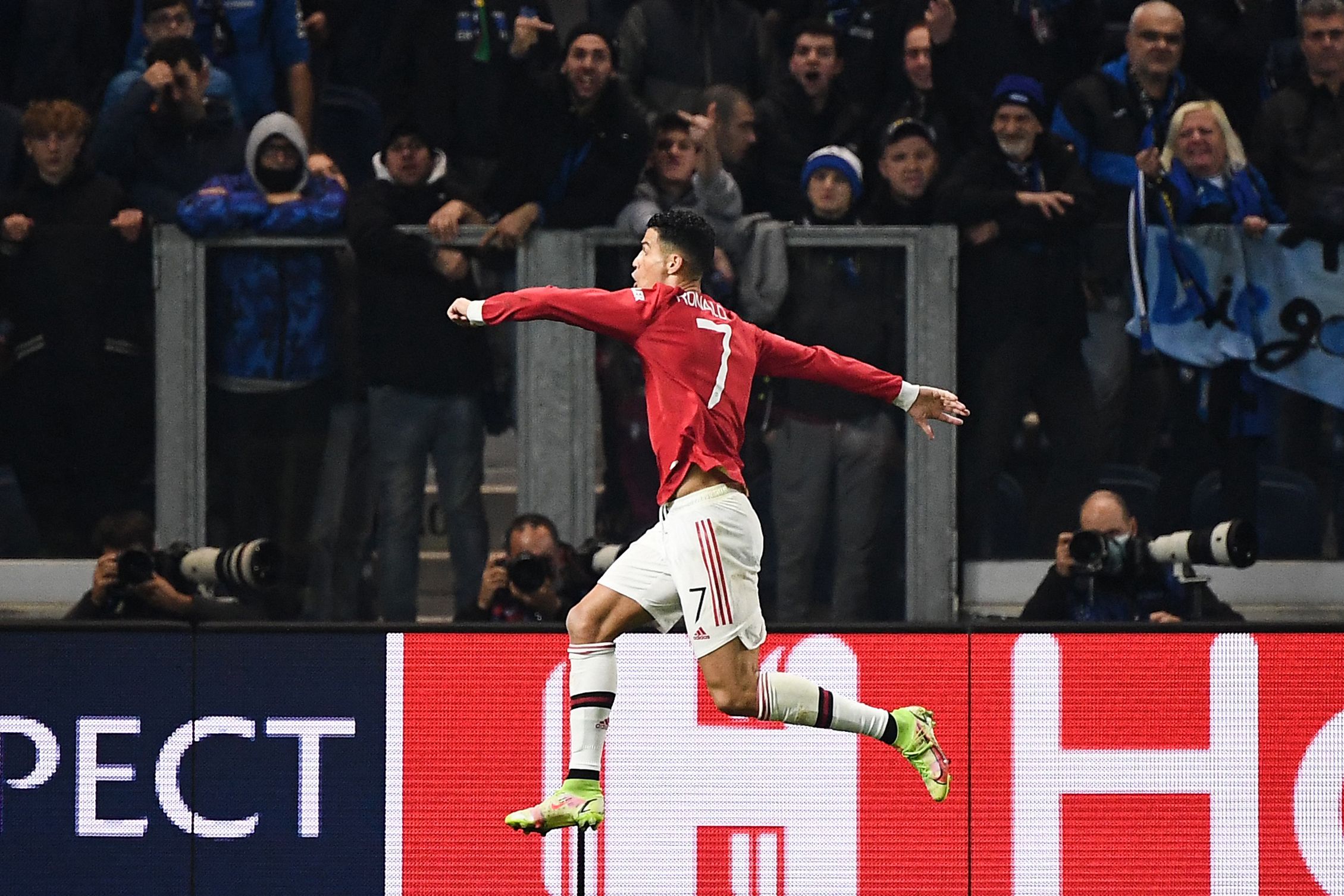 El delantero portugués del Manchester United, Cristiano Ronaldo, después de marcar uno de los dos goles ante el Atalanta en la Champions League. Foto Prensa Libre: AFP.