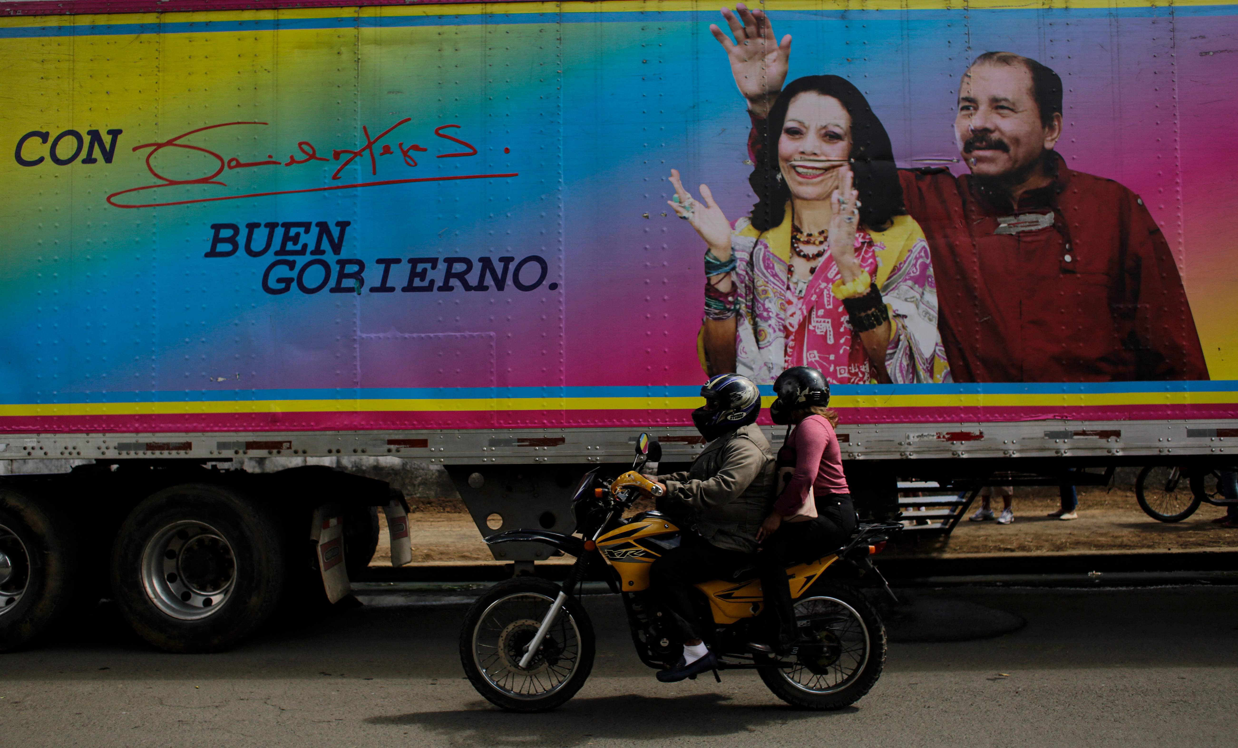 Propaganda política de Ortega y Murillo en Managua que compiten prácticamente sin ninguna oposición. (Foto Prensa Libre: AFP)