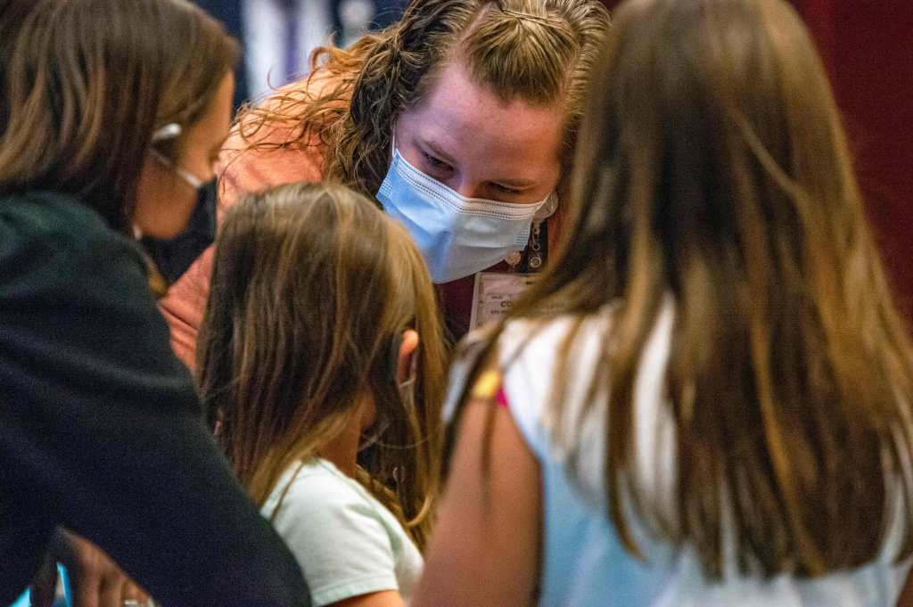 Un niña de 5 años es vacunada en el hospital de Hartford, Connecticut. (Foto Prensa Libre: AFP)
