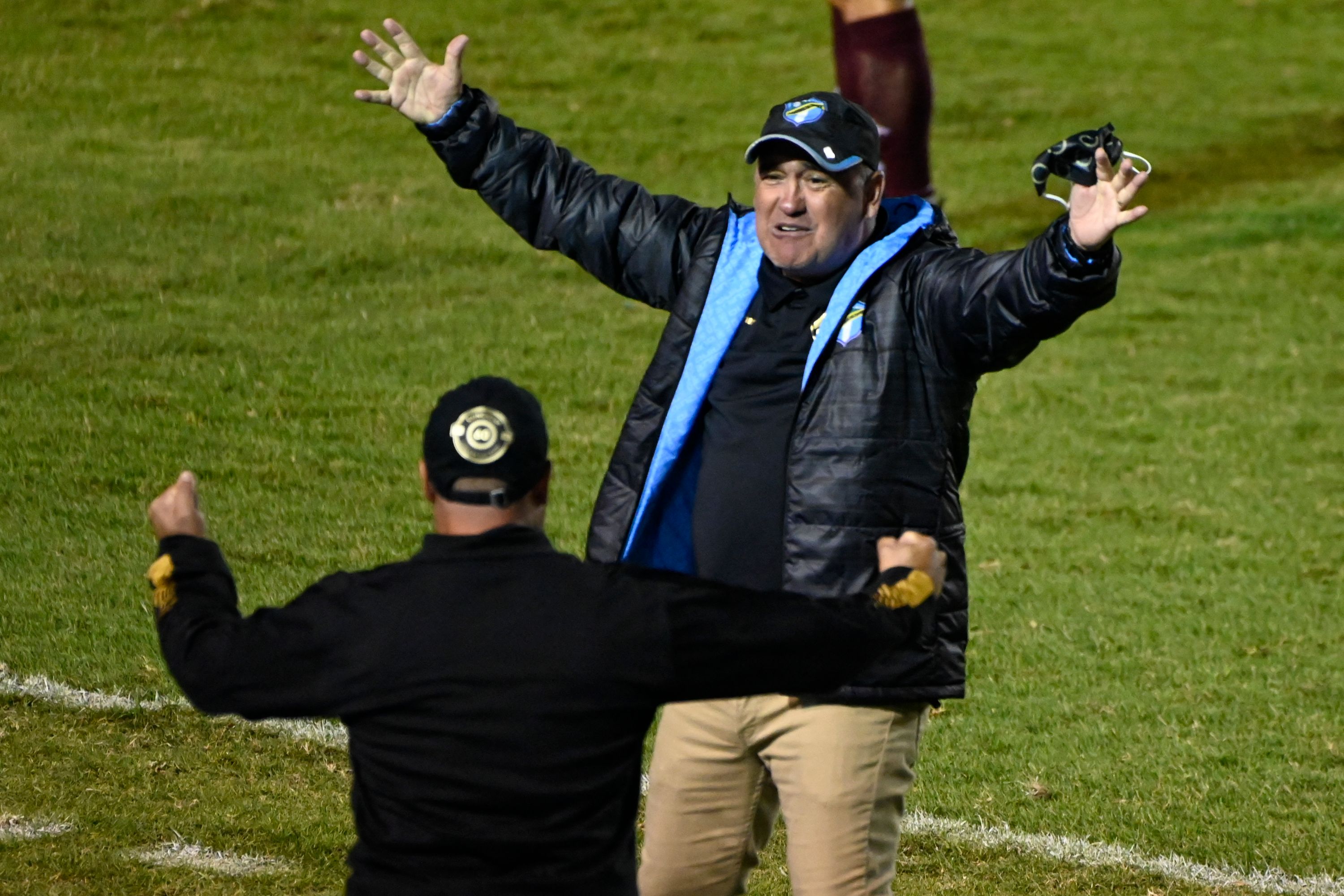 El entrenador uruguayo de Comunicaciones William Coito Olivera celebra después de ganar la serie ante Saprissa de Costa Rica y que le da el pase a semifinales contra Guastatoya. Foto Prensa Libre: AFP.