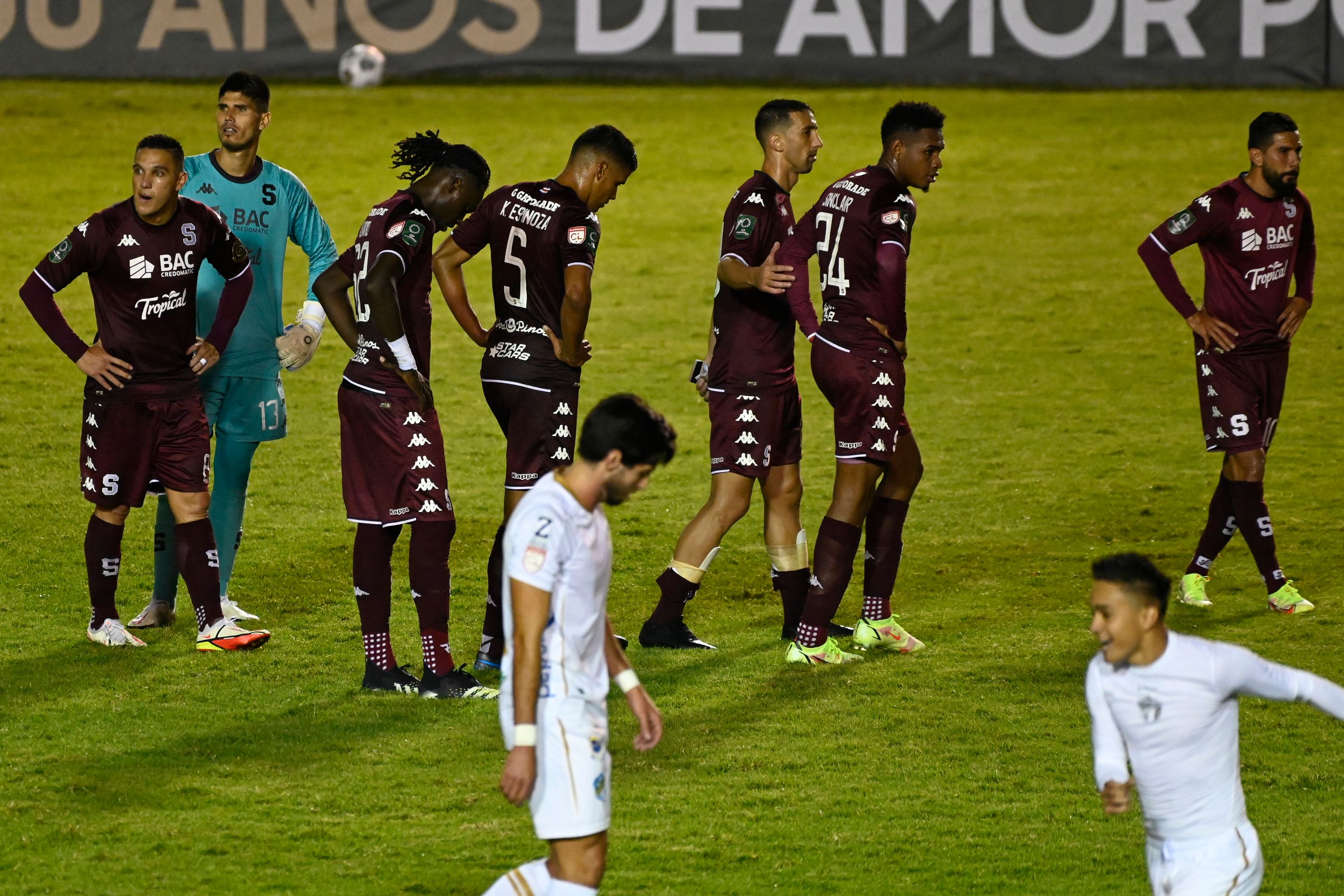 Los jugadores del Saprissa lucieron desconsolados al final del juego ante Comunicaciones en el estadio nacional Doroteo Guamuch Flores. Foto Prensa Libre: AFP.