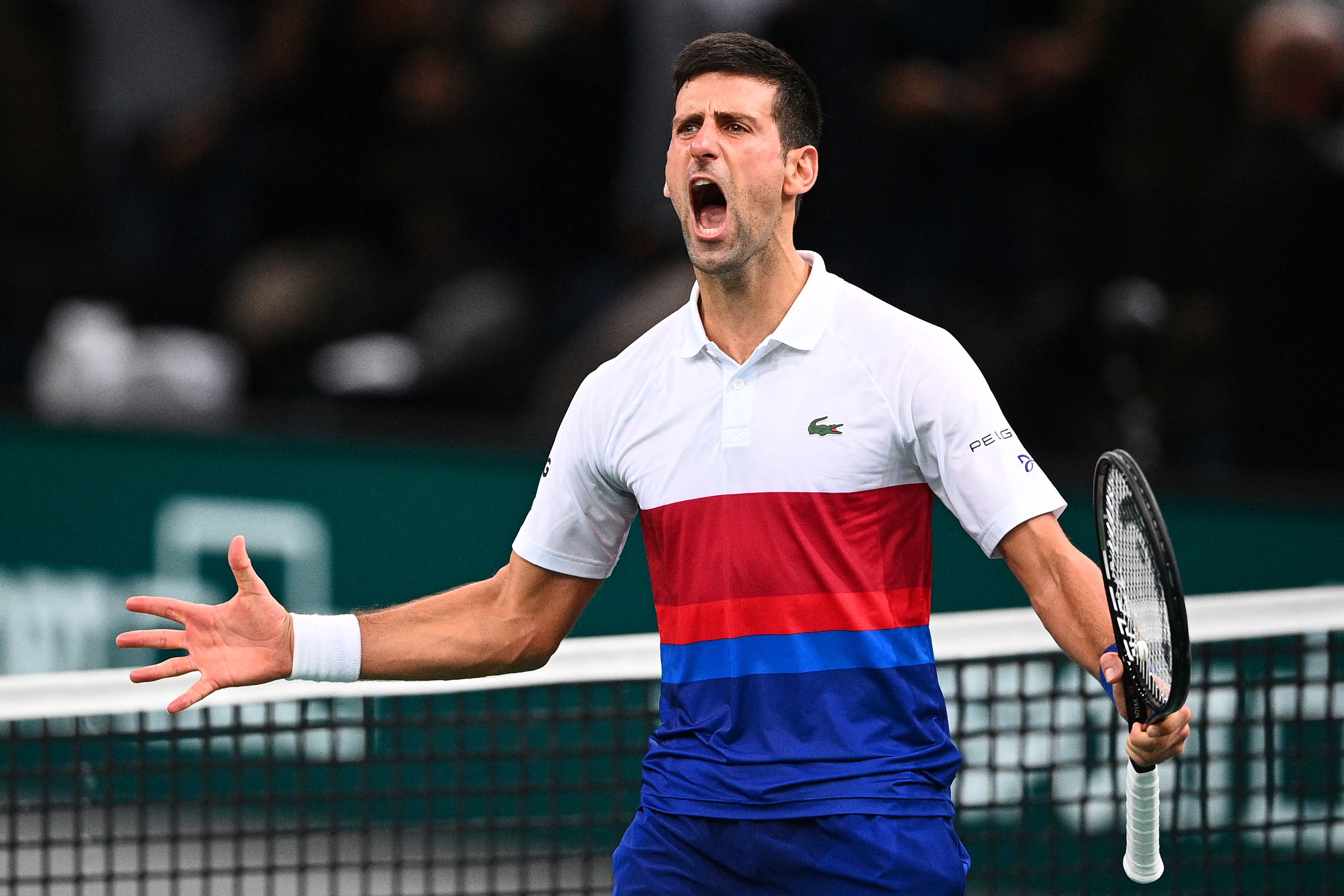 El serbio Novak Djokovic celebrando después de derrotar al polaco Hubert Hurkacz en la semi final del ATP Paris Masters en el AccorHotels Arena. (Foto Prensa Libre: AFP)
