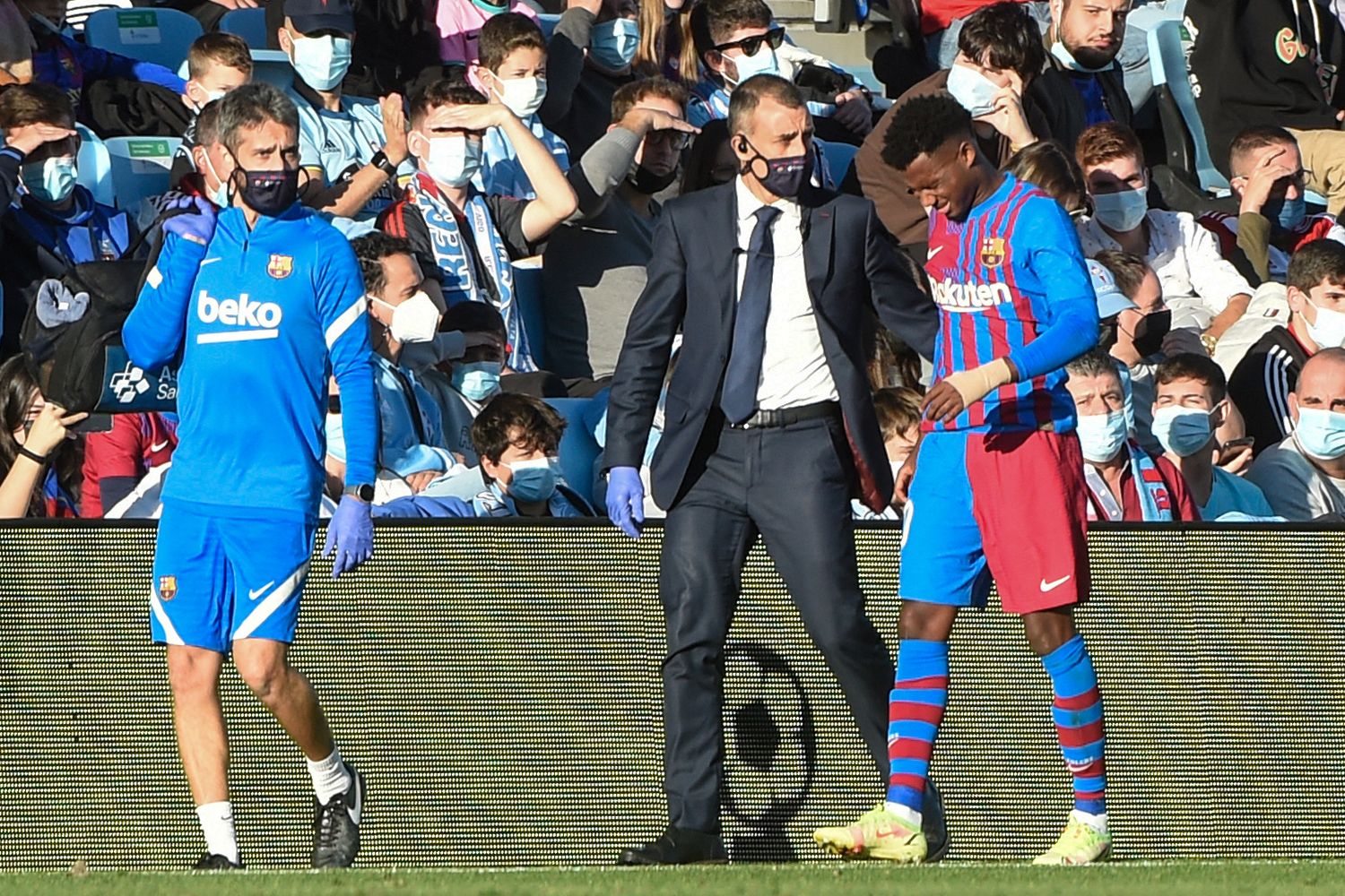 El jugador del Barcelona Ansu Fati (D) saliendo del campo del RC Celta de Vigo por lesión. (Foto Prensa Libre: AFP)