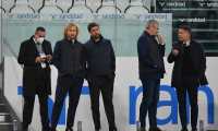El vice presidente de Juventus Pavel Nedved (2ndo izquierda) y el president Andrea Agnelli (3ro izquirda) antes de enfrentarse a la Fiorentina el 6 de noviembre pasado en el Juventus stadium. (Foto Prensa Libre: AFP)