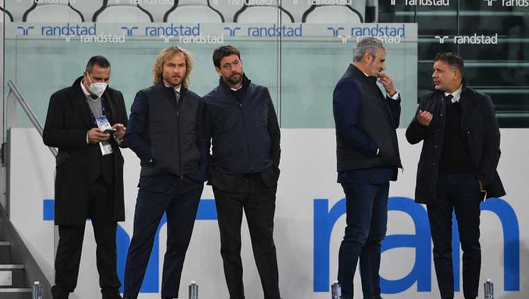 El vice presidente de Juventus Pavel Nedved (2ndo izquierda) y el president Andrea Agnelli (3ro izquirda) antes de enfrentarse a la Fiorentina el 6 de noviembre pasado en el Juventus stadium. (Foto Prensa Libre: AFP)
