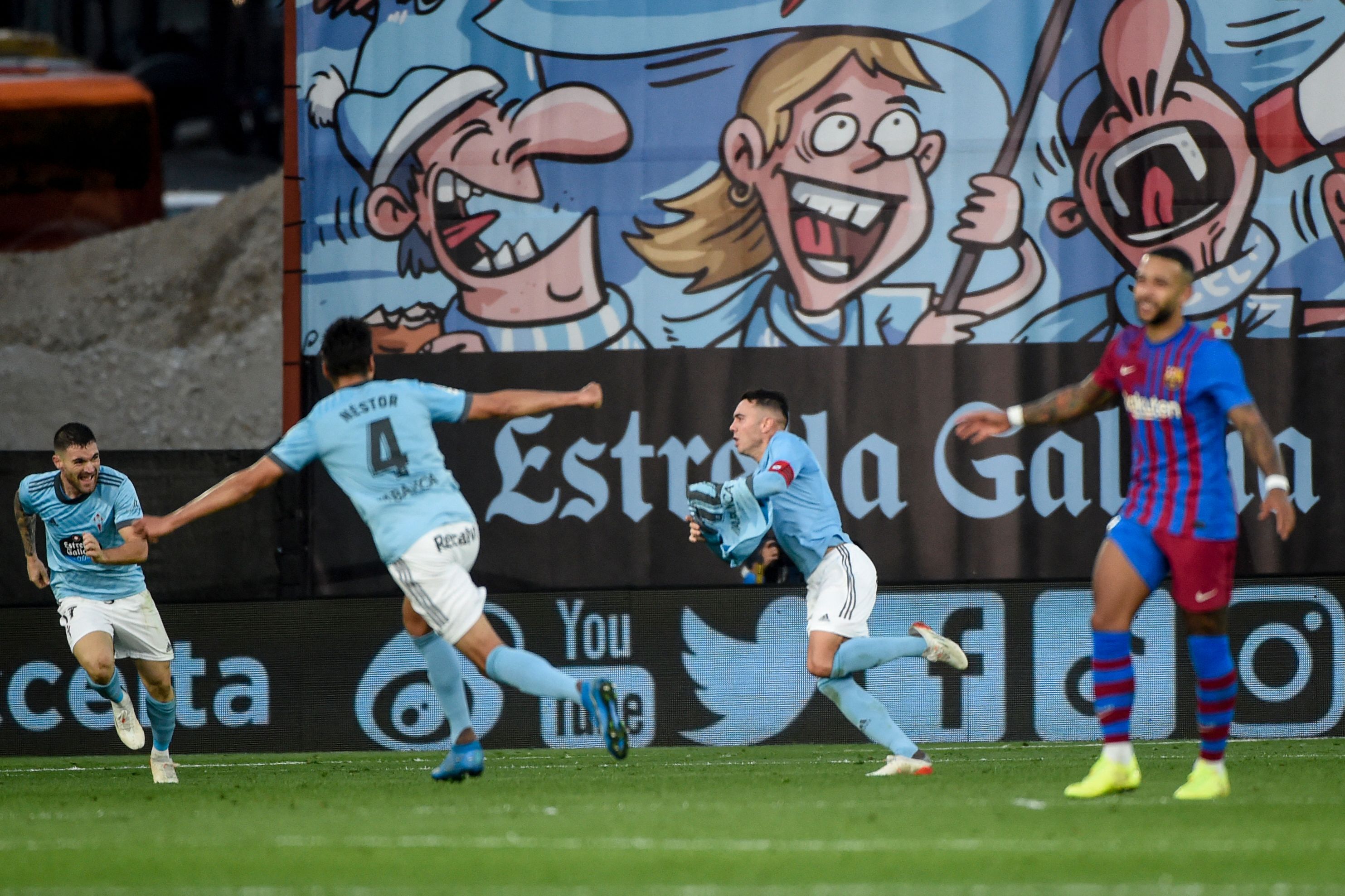 El jugador del Celta de Vigo Iago Aspas (Cinta roja) celebra el gol del empate ante el FC Barcelona este sábado en Balaídos. (Foto Prensa Libre: AFP)