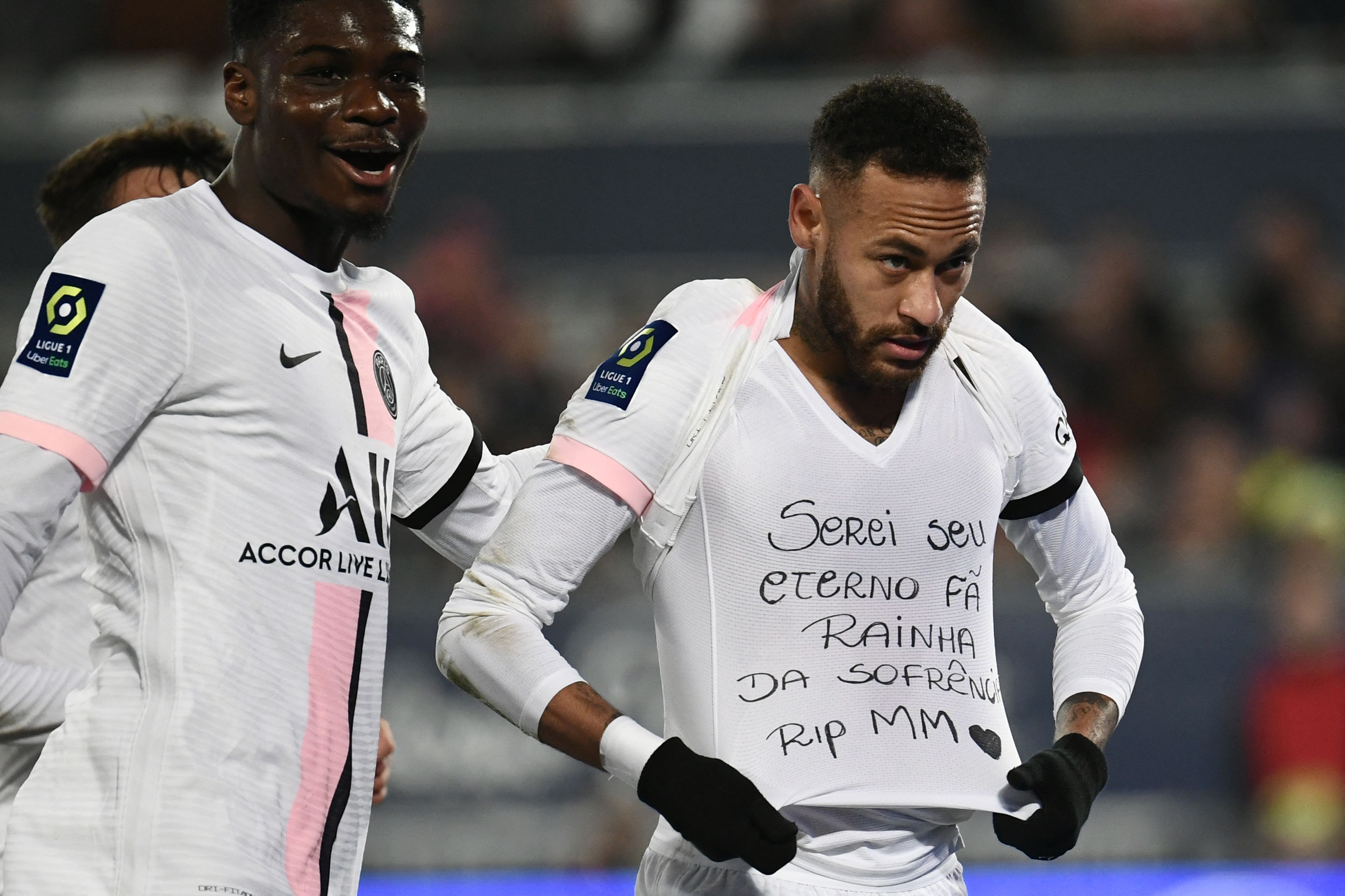 El jugador del Paris Saint-Germain Neymar Jr al momento de homenajear a la estrella de la música de su país, Marilia Mendoncay. (Foto Prensa Libre: AFP)
