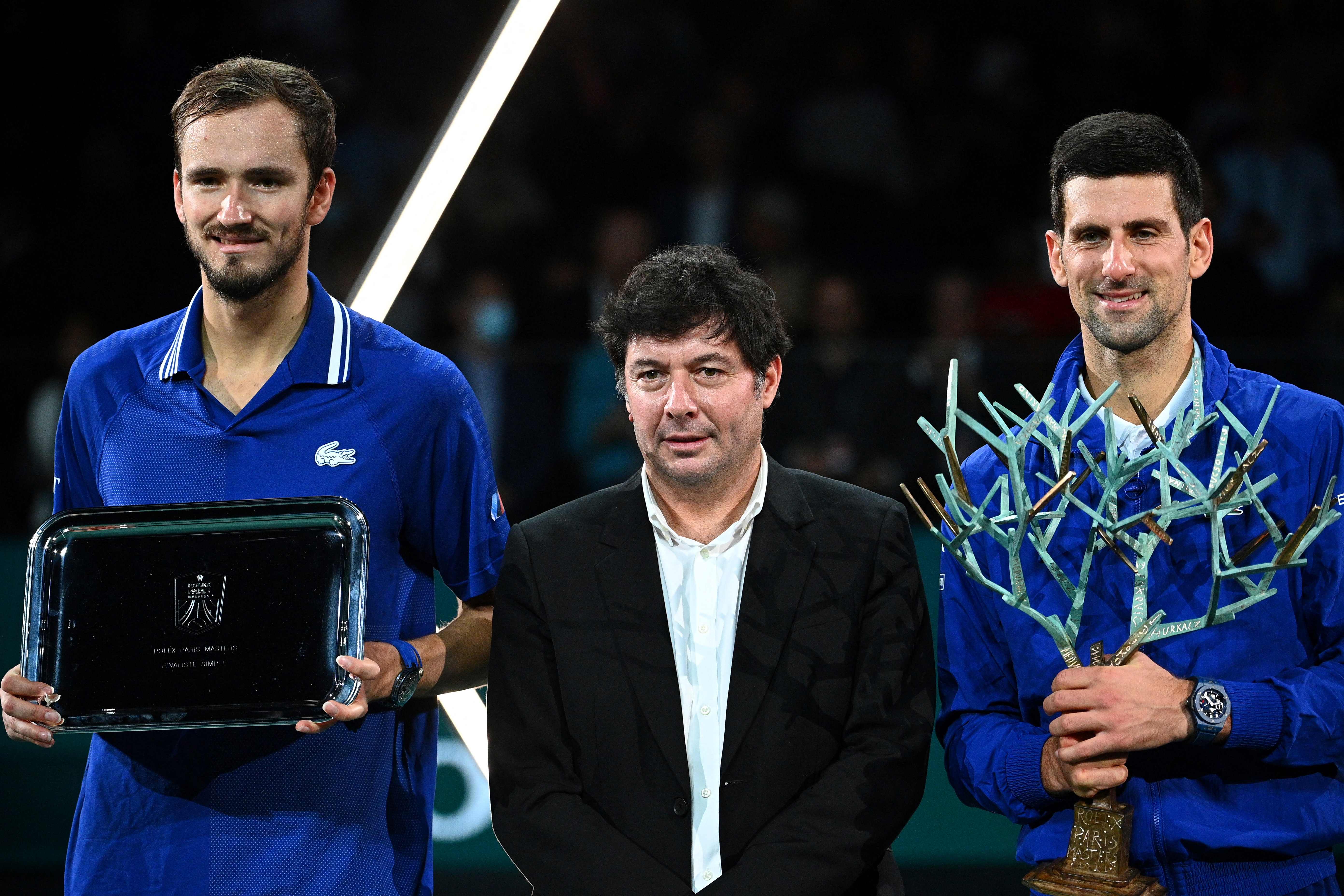El serbio Novak Djokovic (D) posa con el trofeo de campeón junto al francés Sebastien Grosjean (C) y el ruso Daniil Medvedev (I) después de ganar la final del ATP Paris Masters en el AccorHotels Arena de París. (Foto Prensa Libre: AFP)