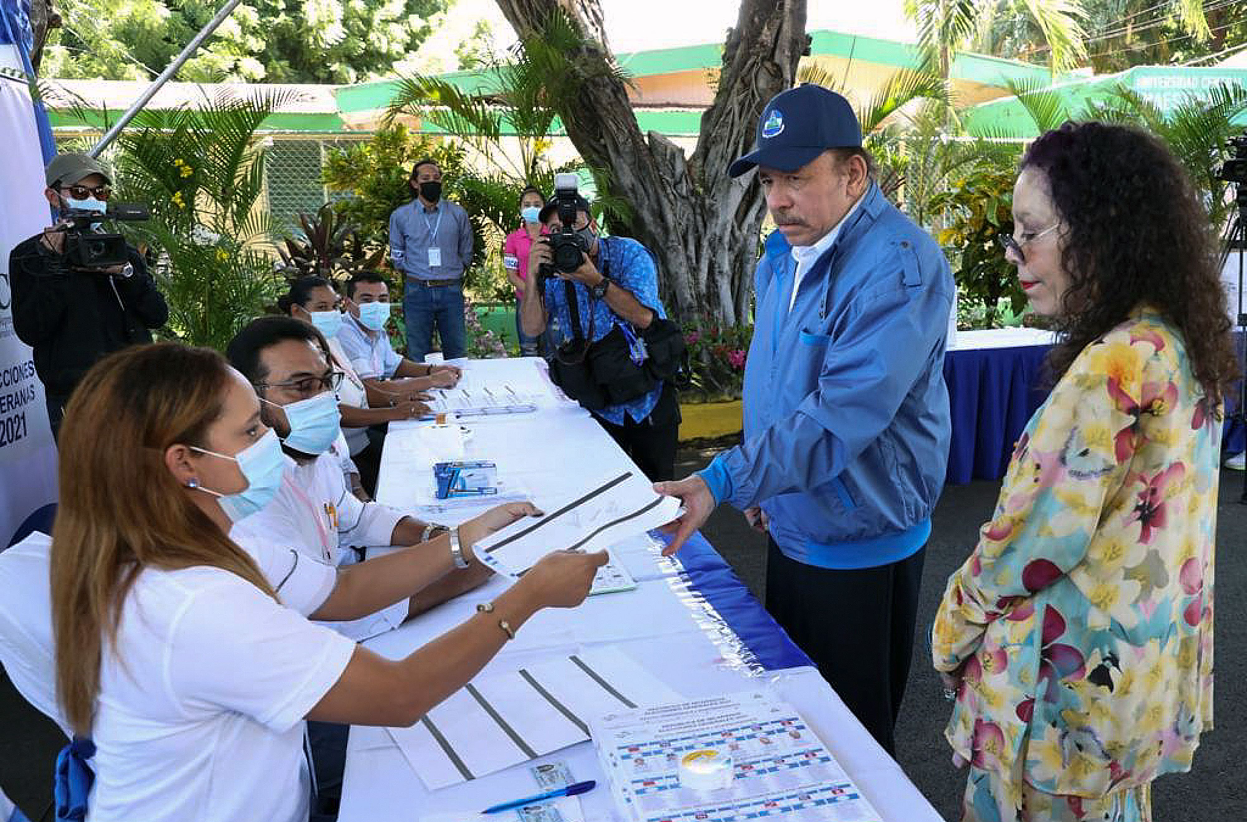 Nicaragua vivió el domingo 7 de noviembre una jornada de elecciones en medio de tensiones por la crisis política que se vive en ese país. En la foto, el presidente Daniel Ortega acude a votar. (Foto Prensa Libre: AFP) 