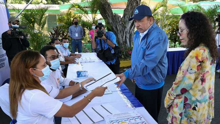 Nicaragua vivió el domingo 7 de noviembre una jornada de elecciones en medio de tensiones por la crisis política que se vive en ese país. En la foto, el presidente Daniel Ortega acude a votar. (Foto Prensa Libre: AFP) 