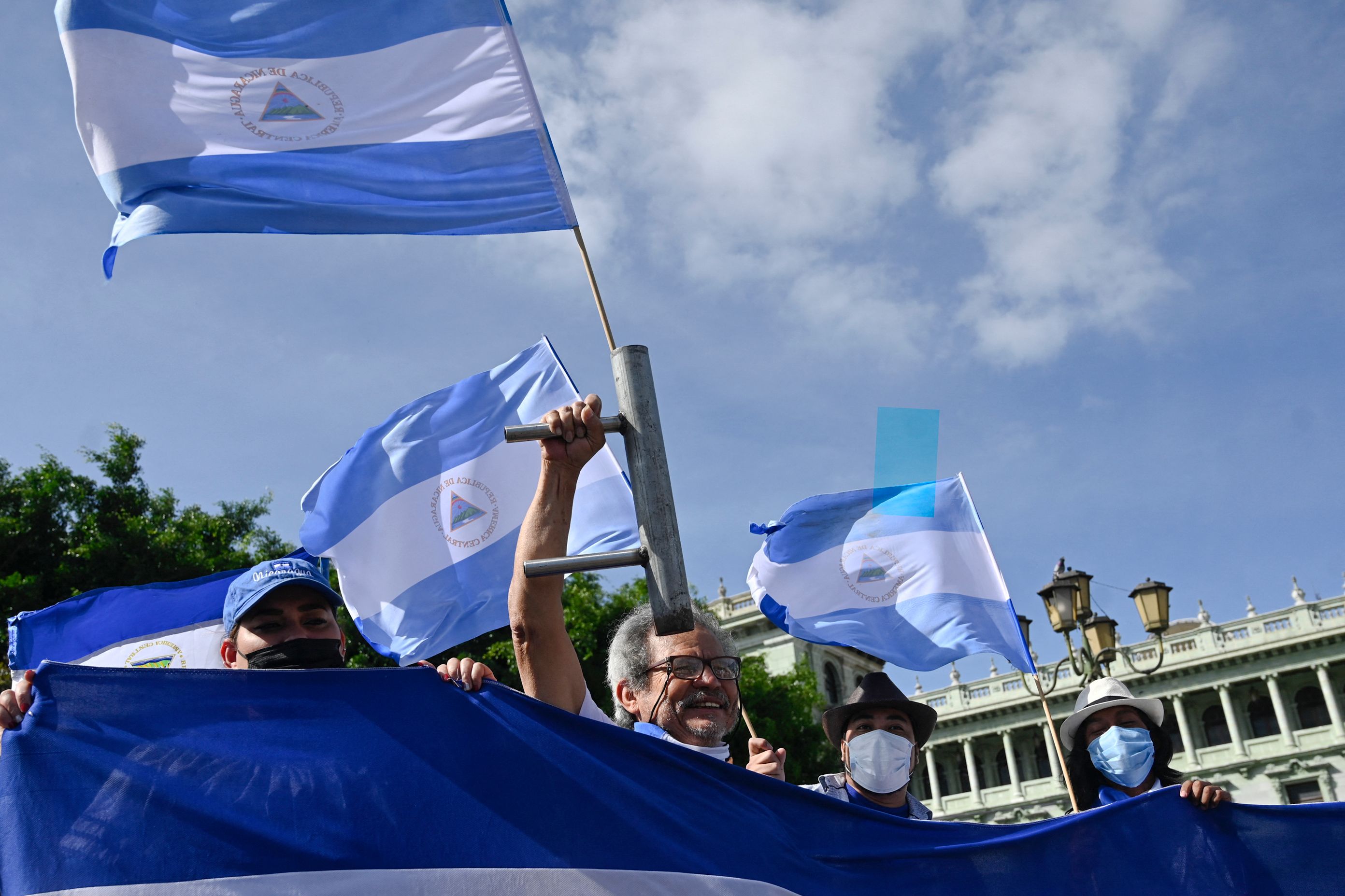 Nicaragüenses participan en una manifestación en contra del régimen Ortega-Murillo en la Plaza de la Constitución en ciudad de Guatemala. (Foto Prensa Libre: AFP)