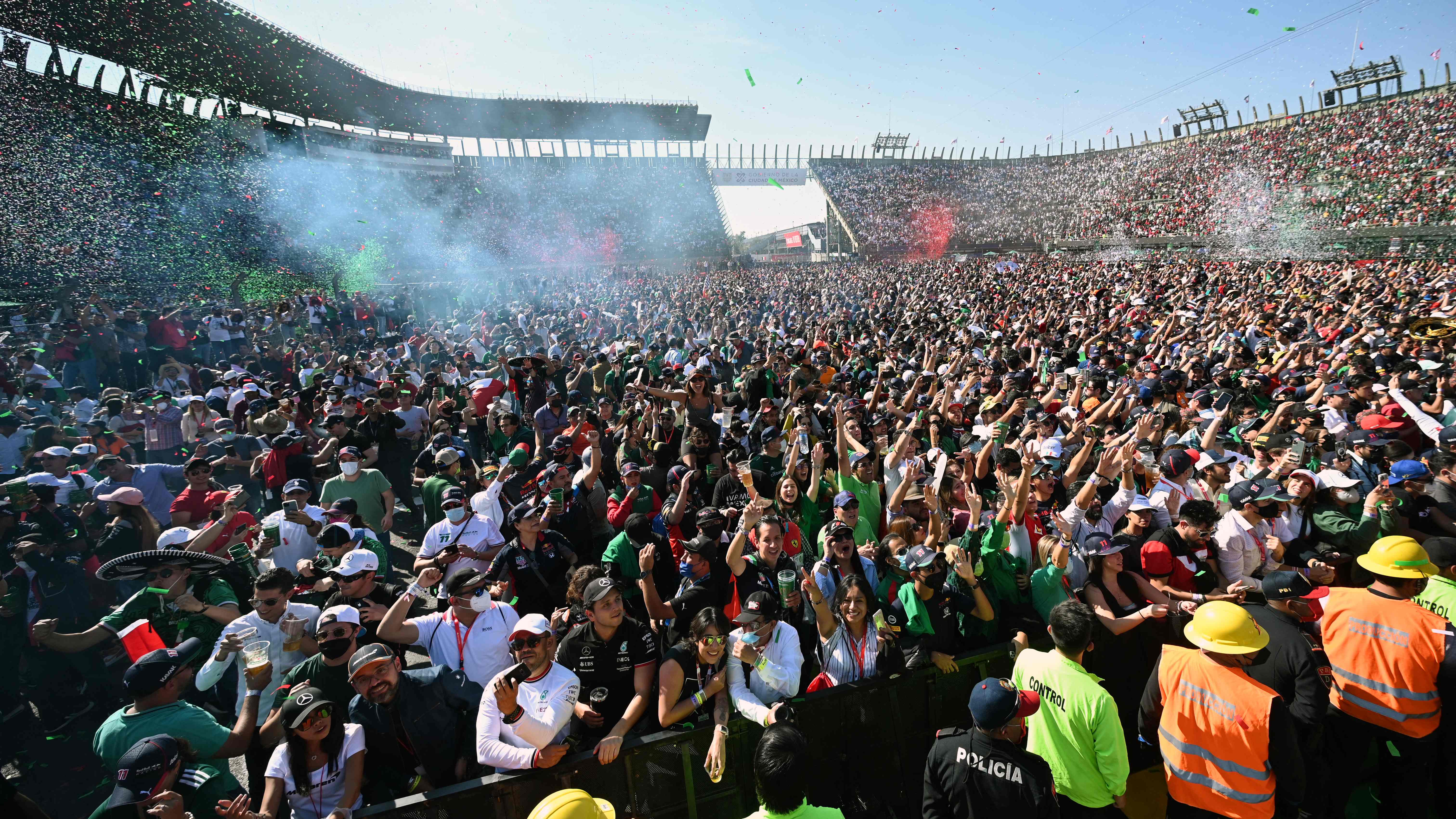 Fanáticos del conductor mexicano Sergio Pérez, del equipo Red Bull, celebran su victoria en el Autódromo  Hermanos Rodríguez, en México, el 7 de noviembre último. (Foto Prensa Libre: AFP)