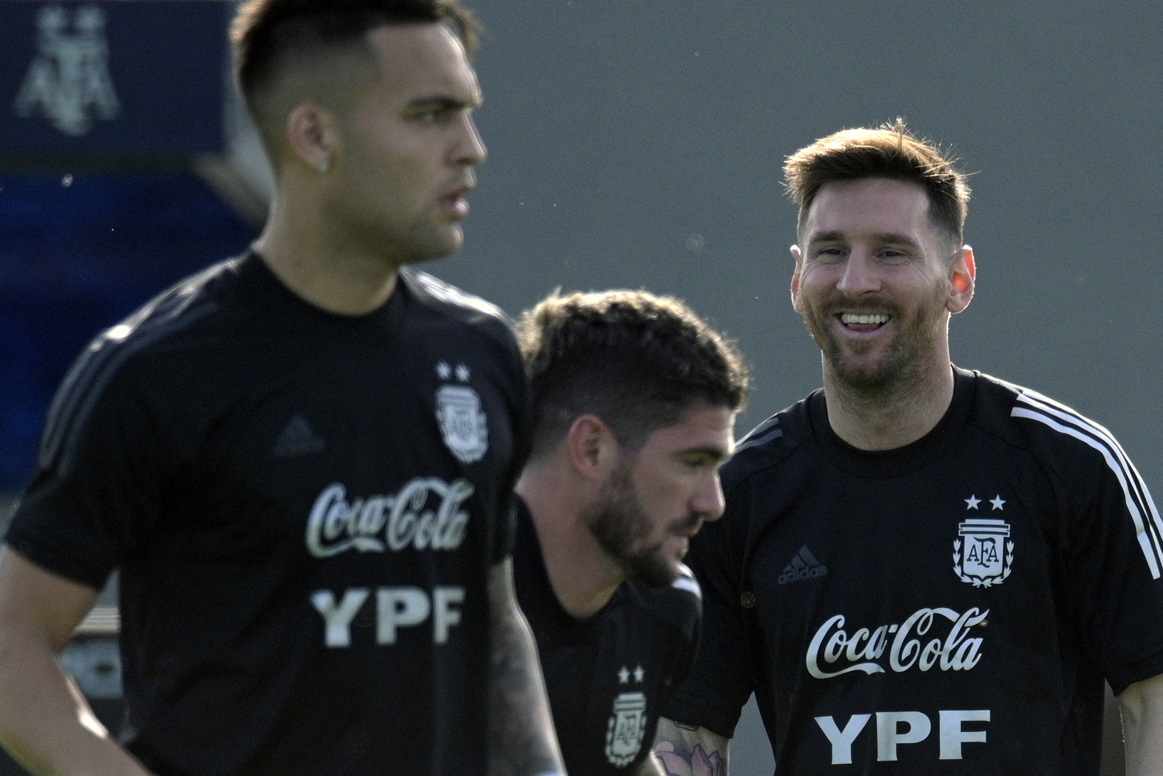Lionel Messi entrenó con normalidad este martes en el camino a los partidos contra Uruguay y Brasil. (Foto Prensa Libre: AFP).
