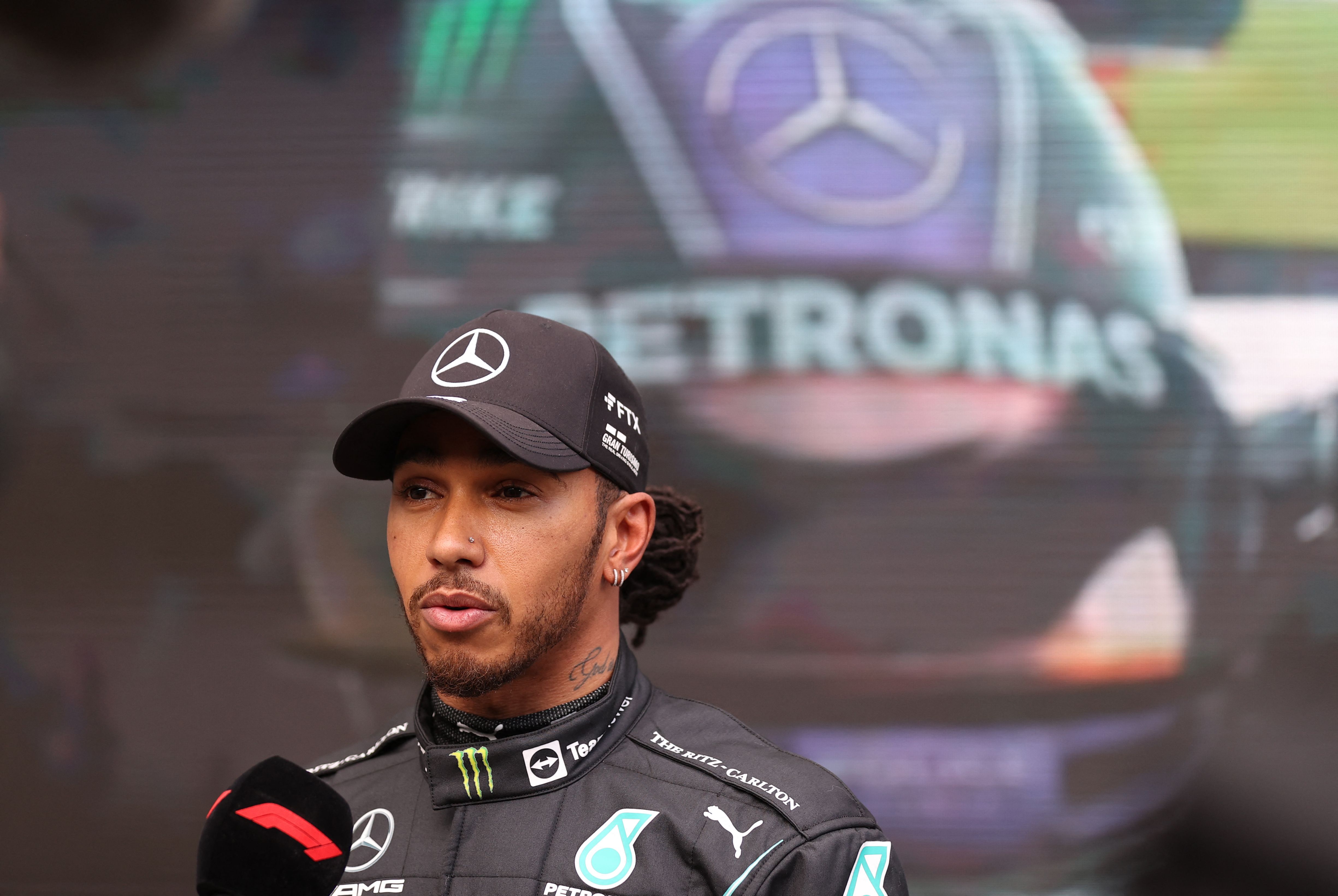 El piloto de Mercedes Lewis Hamilton habla con la prensa después competir en el Gran Premio de Brasilen el Autodromo Jose Carlos Pace. (Foto Prensa Libre: AFP)