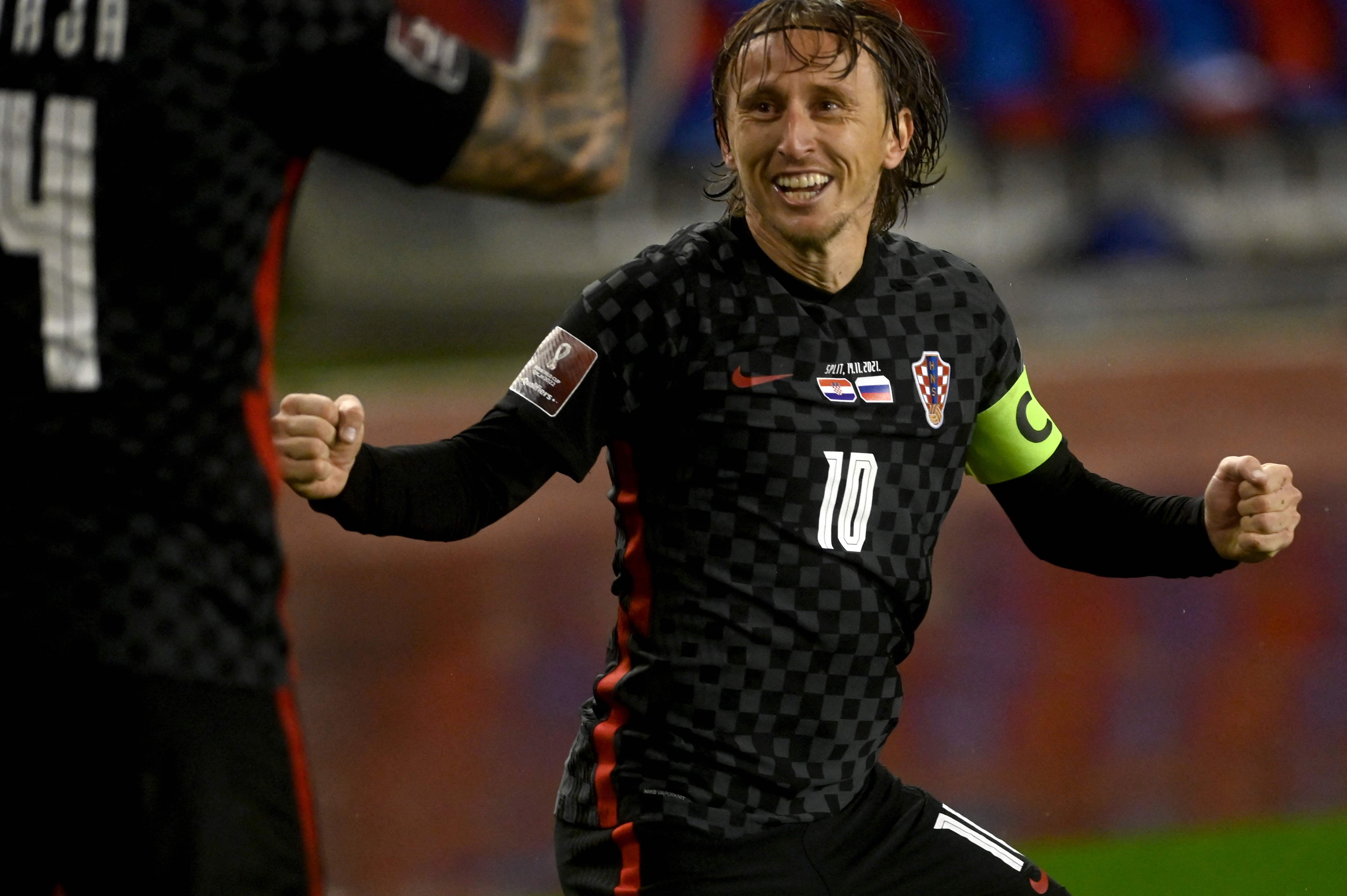 El capitán de Croacia Luka Modric festeja la victora de su equipo ante Rusia. (Foto Prensa Libre: AFP)