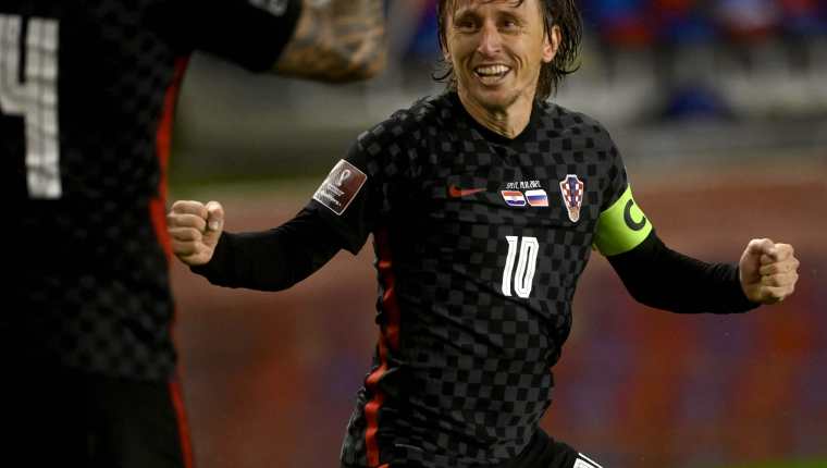 El capitán de Croacia Luka Modric festeja la victora de su equipo ante Rusia. (Foto Prensa Libre: AFP)