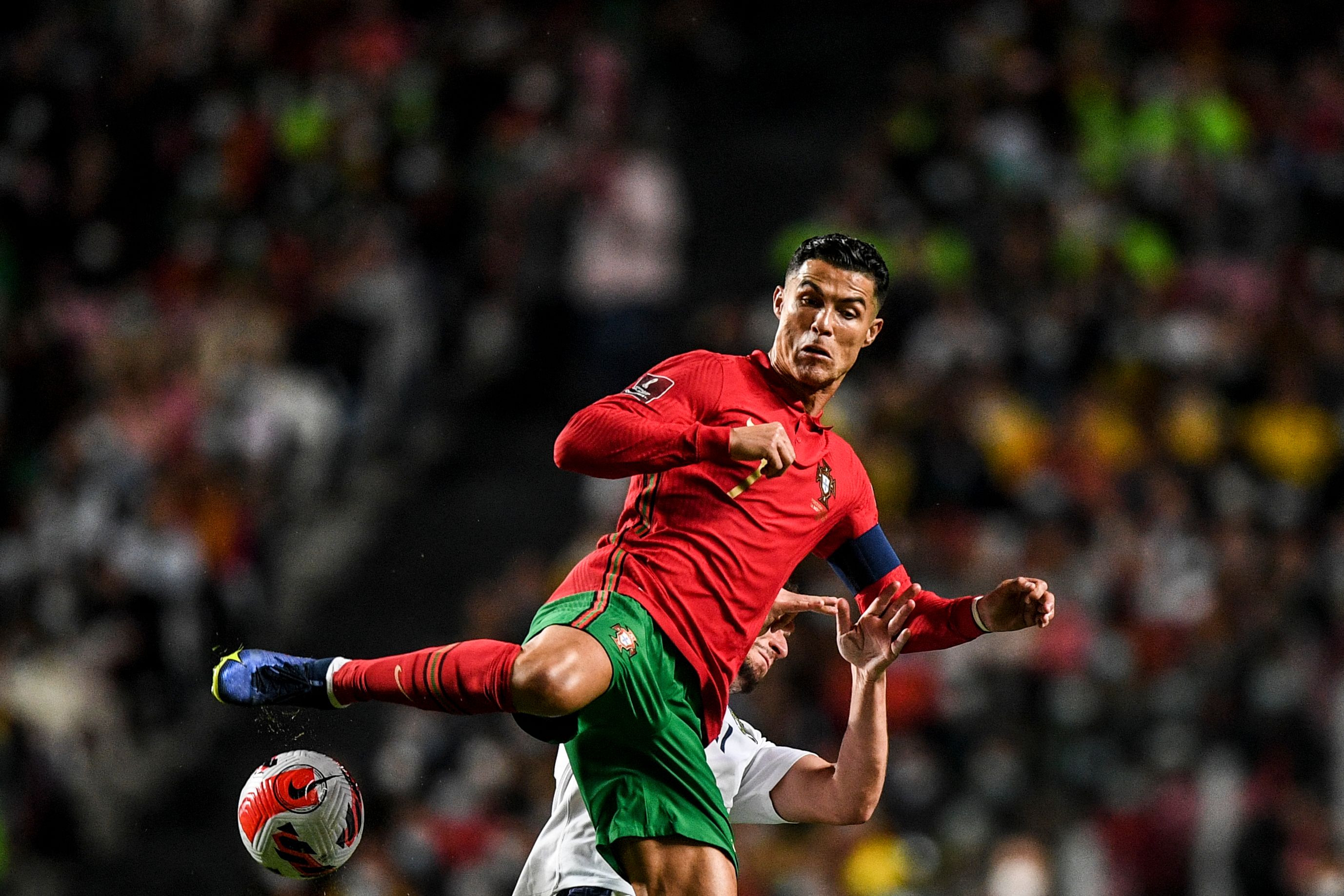 El delantero de Portugal, Cristiano Ronaldo donó una camisola de la selección con un mensaje solidario. Esta la subastarán para damnificados de La Palma. Foto Prensa Libre: AFP.