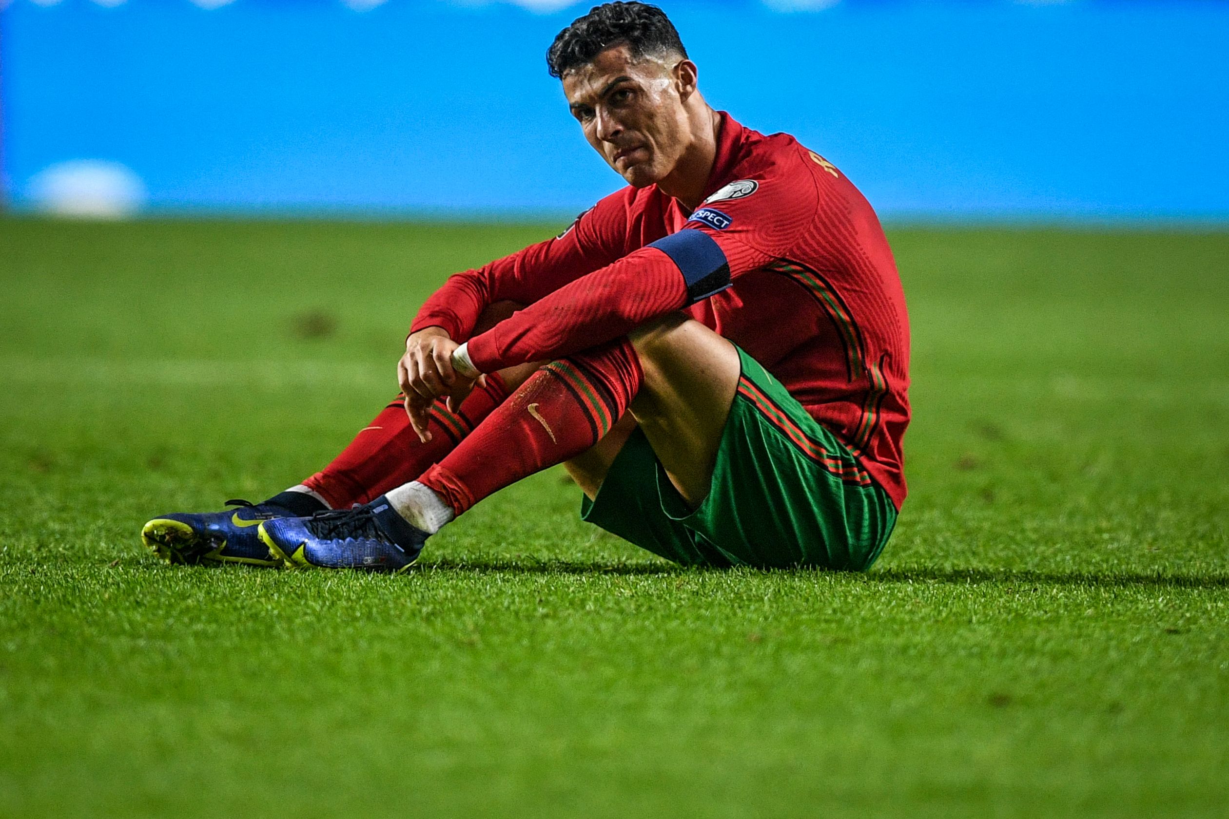El capitán portugués Cristiano Ronaldo al final de la derrota ante Serbia en el Estadio da Luz. (Foto Prensa Libre: AFP)
