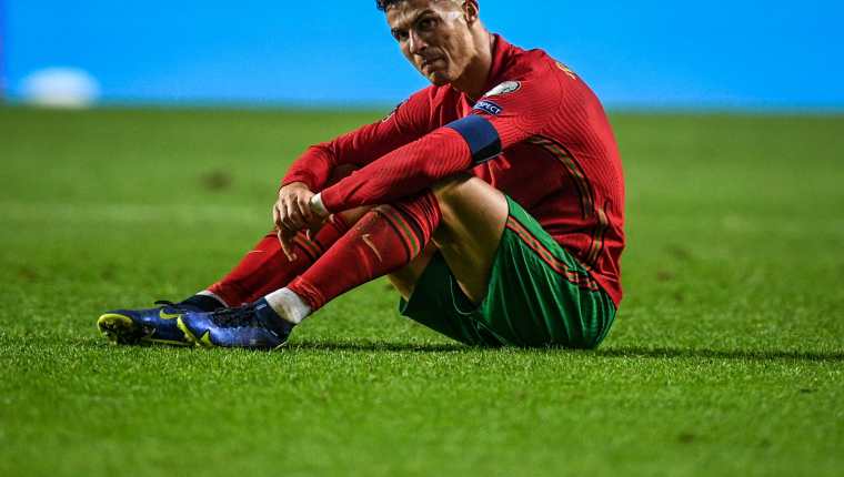 El capitán portugués Cristiano Ronaldo al final de la derrota ante Serbia en el Estadio da Luz. (Foto Prensa Libre: AFP)