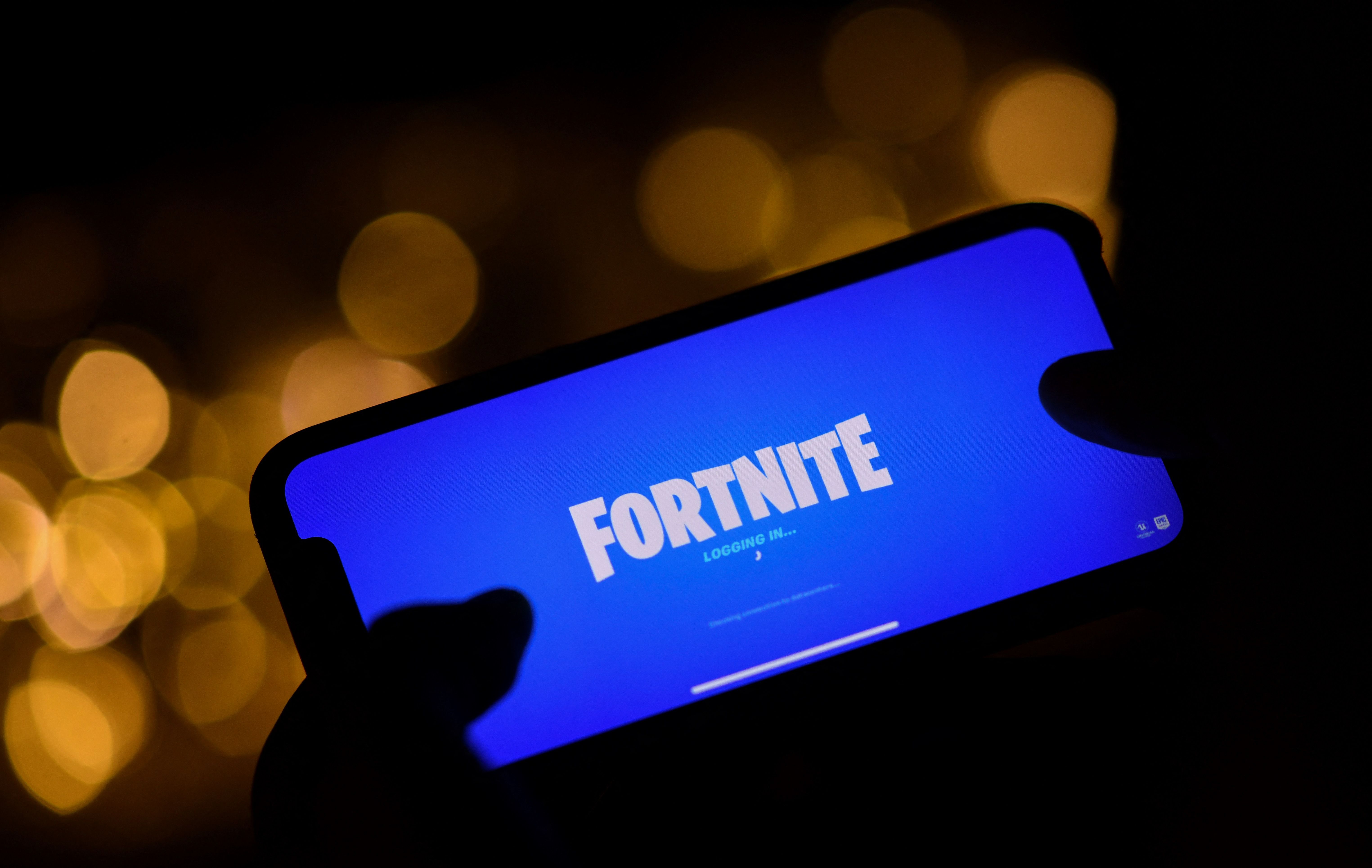 El pequeño intentaba imitar lo que jugaba en Fortnite. (Foto Prensa Libre: AFP)