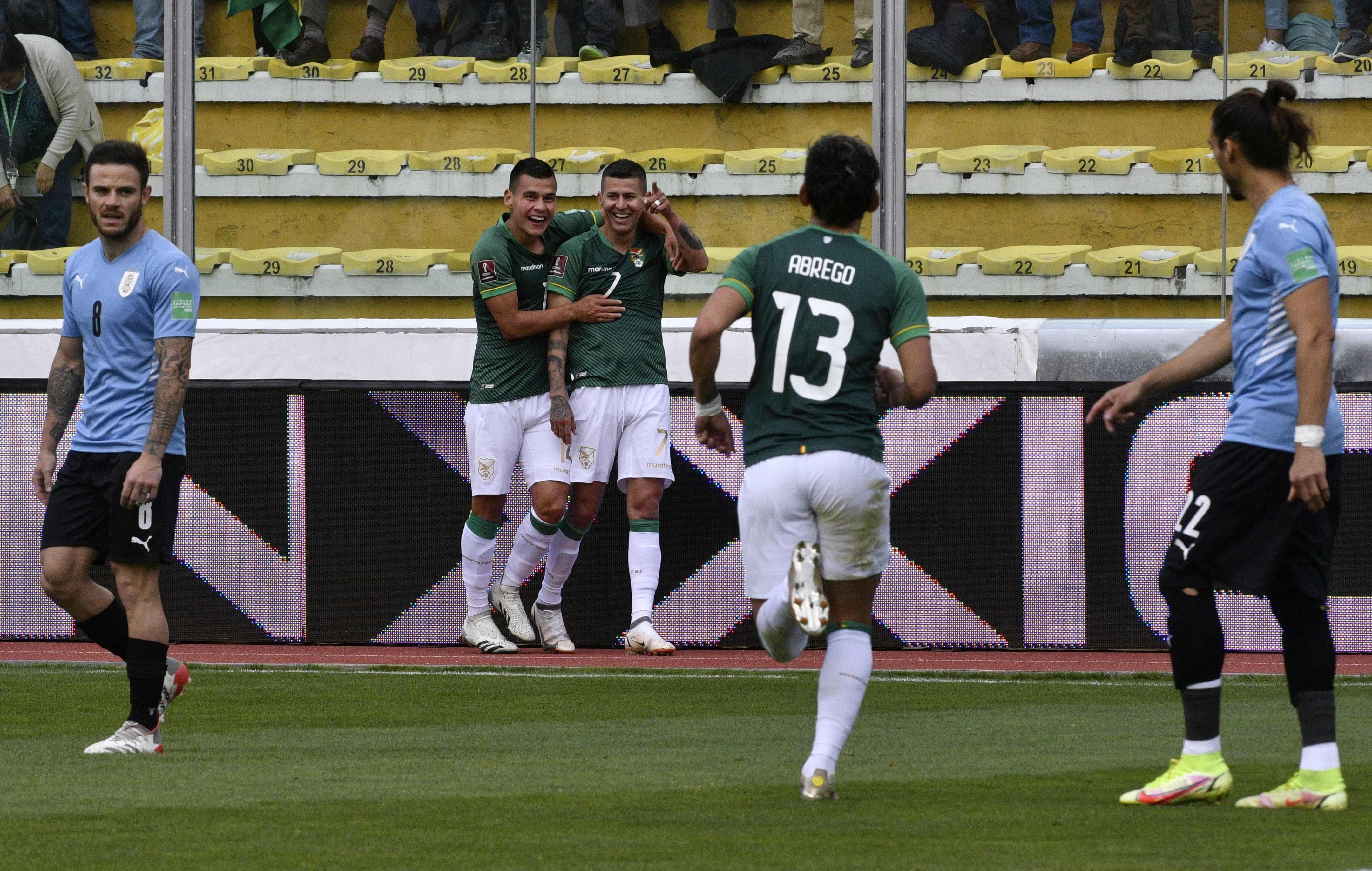 El jugador de Bolivia Juan Carlos Arce (C) celebra uno de los dos goles que le anotó a Uruguay en La Paz y que los mantiene en ruta para un repechaje. Foto Prensa Libre: AFP.