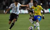 Argentina's Nahuel Molina (L) and Brazil's Vinicius Junior vie for the ball during their South American qualification football match for the FIFA World Cup Qatar 2022 at the San Juan del Bicentenario stadium in San Juan, Argentina, on November 16, 2021. (Photo by Juan Mabromata / AFP)