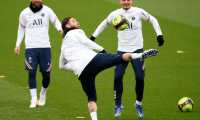 Paris Saint-Germain's Spanish defender Sergio Ramos (C) controls the ball next to Argentinian forward Lionel Messi (L) and Italian midfielder Marco Verratti during a training session at the Camp des Loges Paris Saint-Germain football club's training ground in Saint-Germain-en-Laye on November 20, 2021. (Photo by FRANCK FIFE / AFP)