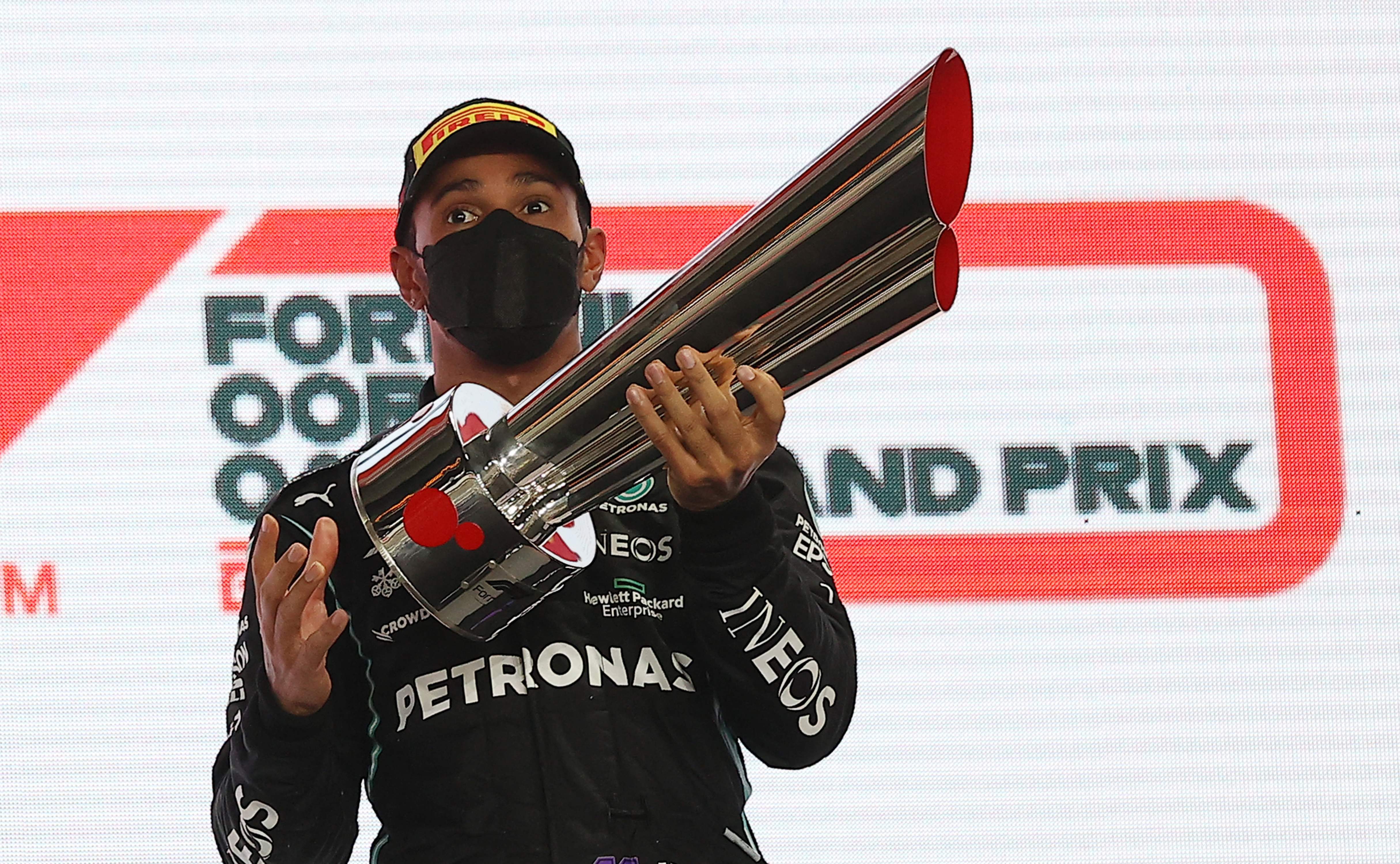 El piloto de Mercedes Lewis Hamilton celebra en el podio del Qatari Formula One Grand Prix en el Losail International Circuit. (Foto Prensa Libre: AFP)
