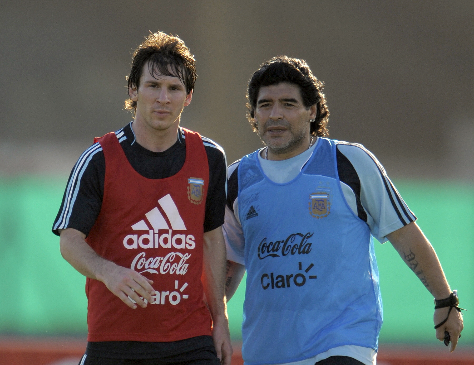 Leo Messi junto a Diego Maradona en 2009. (Foto Prensa Libre: AFP)