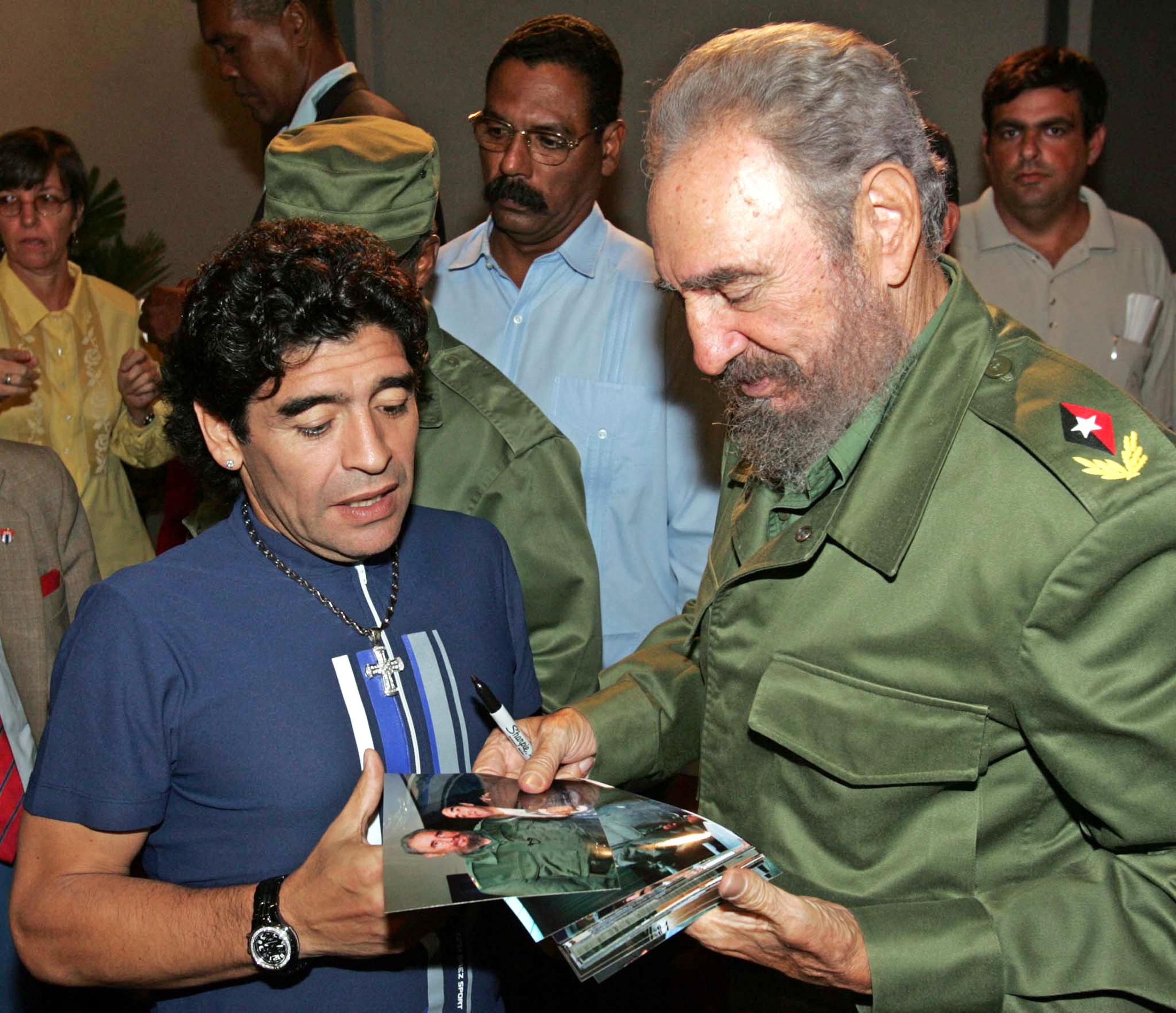 Maradona y Fidel Castro fueron grandes amigos y compartieron en diferentes momentos en la carrera del argentino. (Foto Prensa Libre: AFP)