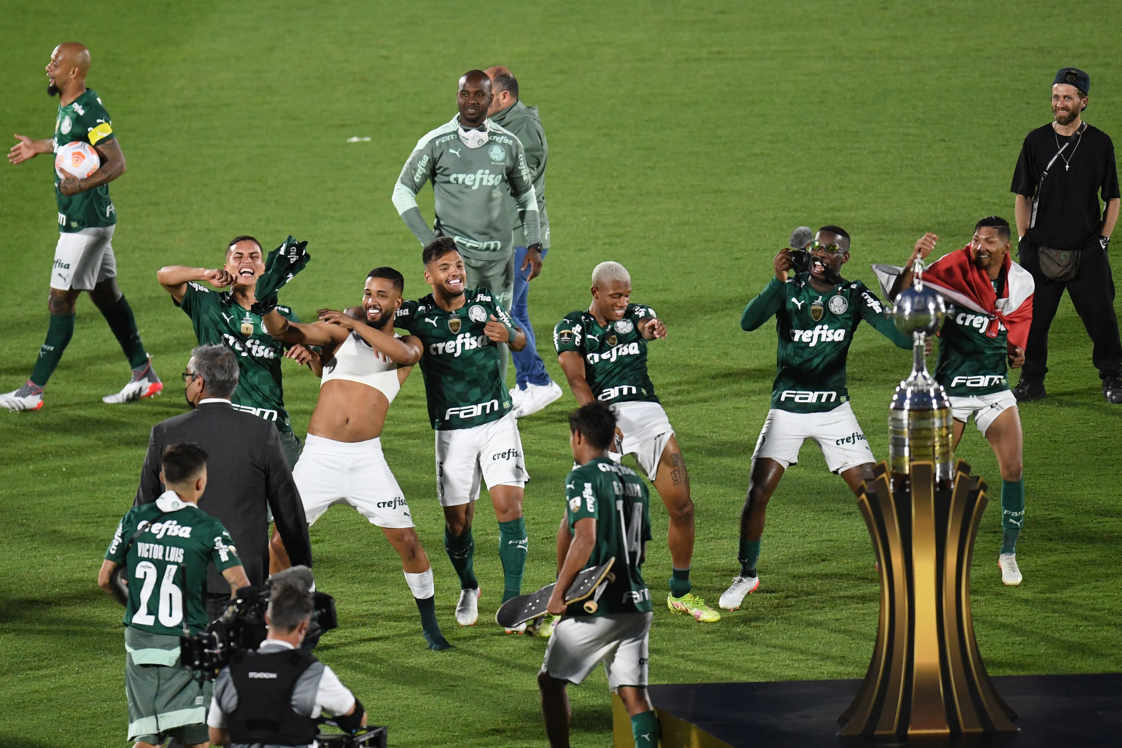 Los jugadores del Palmeiras celebrando después de ganarle al Flamengo en la final de la Copa Libertadores. (Foto Prensa Libre: AFP)