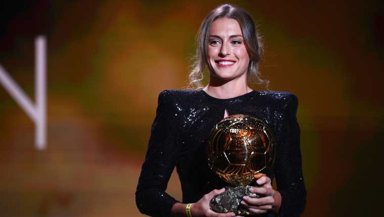Alexia Putella, jugadora del FC Barcelona, fue premiada con el Balón de Oro por su actuación en el 2021. (Foto Prensa Libre: AFP).