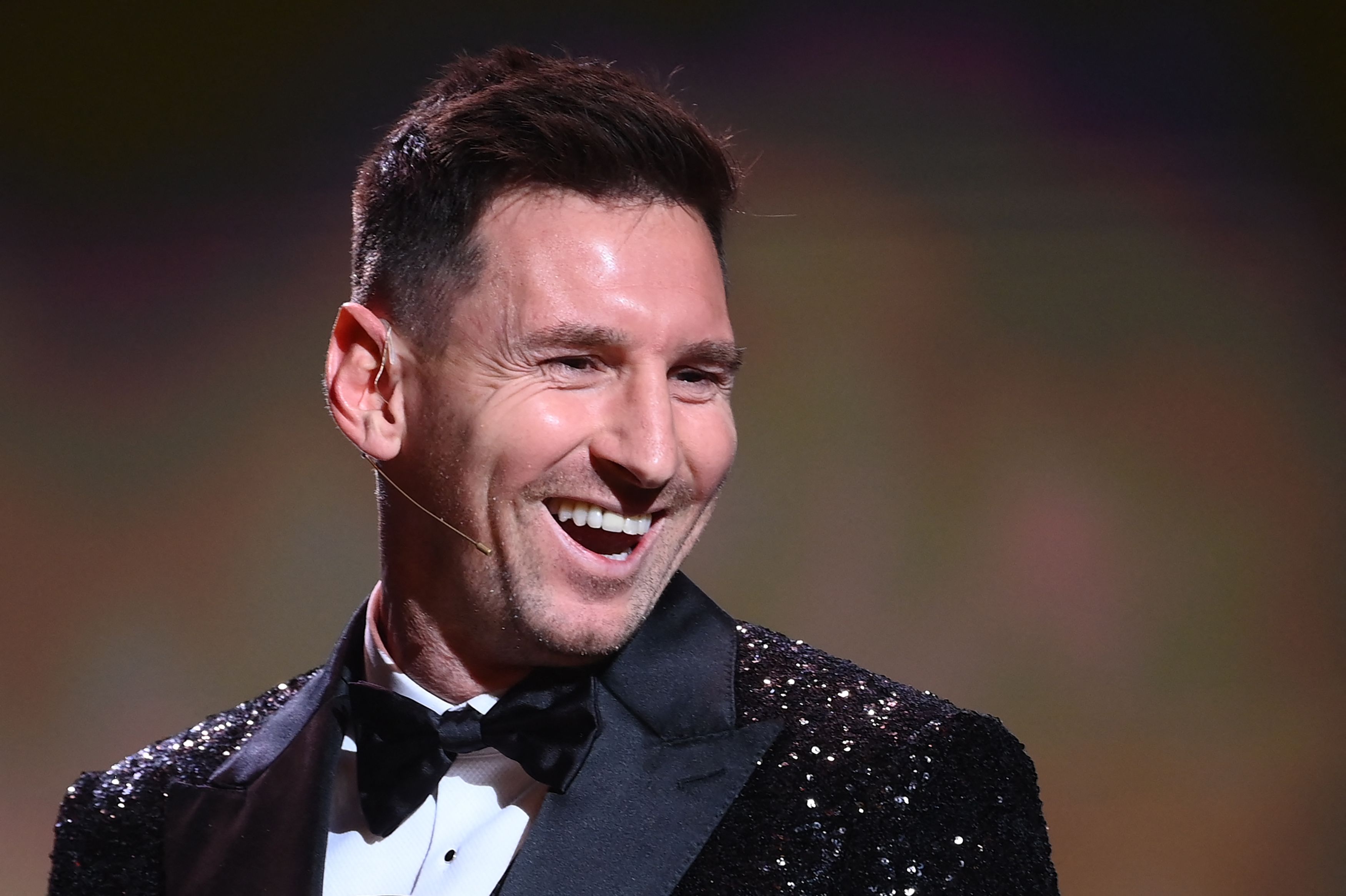 Lionel Messi sonríe después de haber recibido el séptimo Balón de Oro de su historia en la gala que se llevó a cabo el 29 de noviembre de 2021 en el Theatre du Chatelet en Paris. Foto Prensa Libre: AFP.