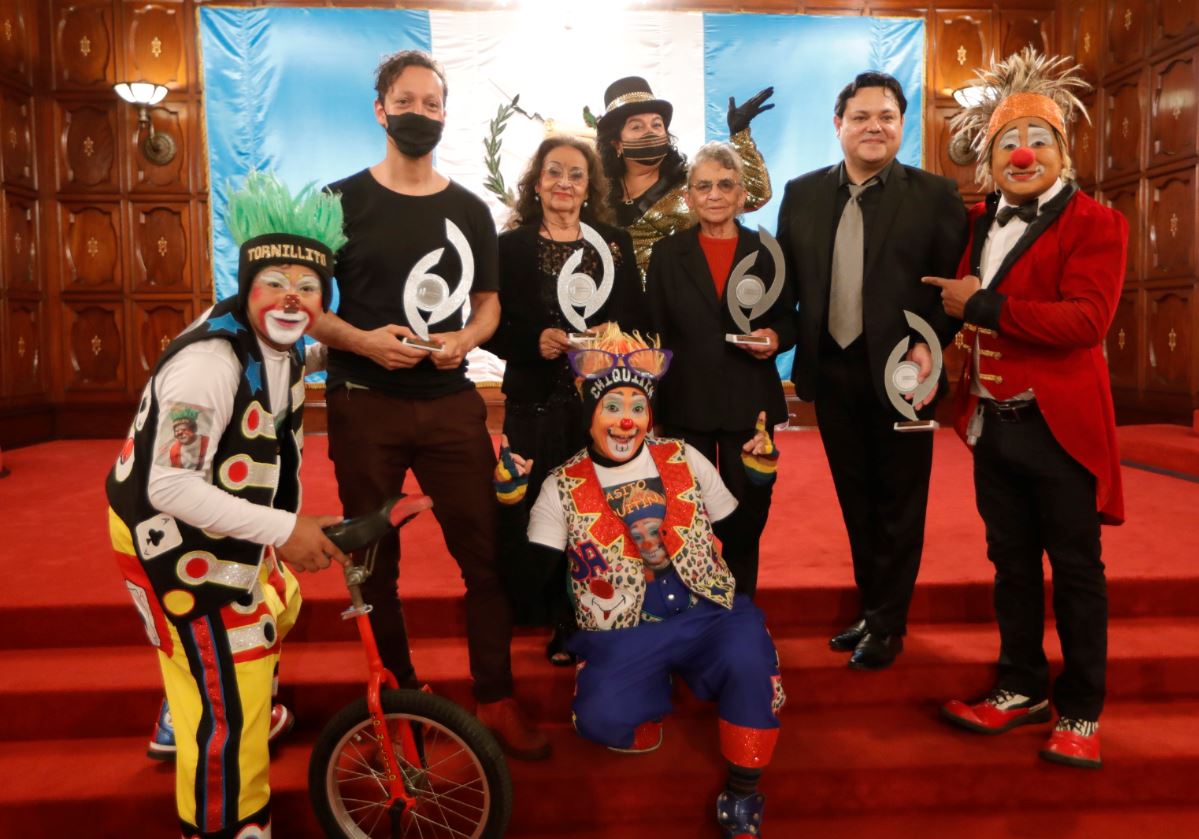 Artistas reciben el premio nacional por trayectoria y aportes al desarrollo de las artes circenses. (Foto Prensa Libre: Esbin García) 