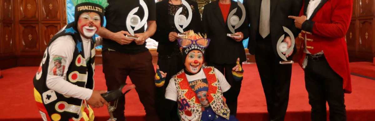 Artistas reciben el premio nacional por trayectoria y aportes al desarrollo de las artes circenses. (Foto Prensa Libre: Esbin García) 