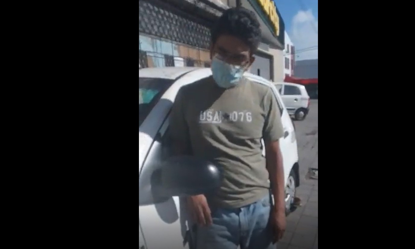 Ladrones asaltan a taxista a quien dejan atado de manos al timón del vehículo; Emetra coloca a cepo a taxi por estar mal estacionado. (Foto Prensa Libre: Captura de video) 