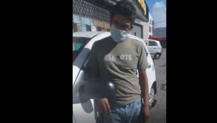 Ladrones asaltan a taxista a quien dejan atado de manos al timón del vehículo; Emetra coloca a cepo a taxi por estar mal estacionado. (Foto Prensa Libre: Captura de video) 