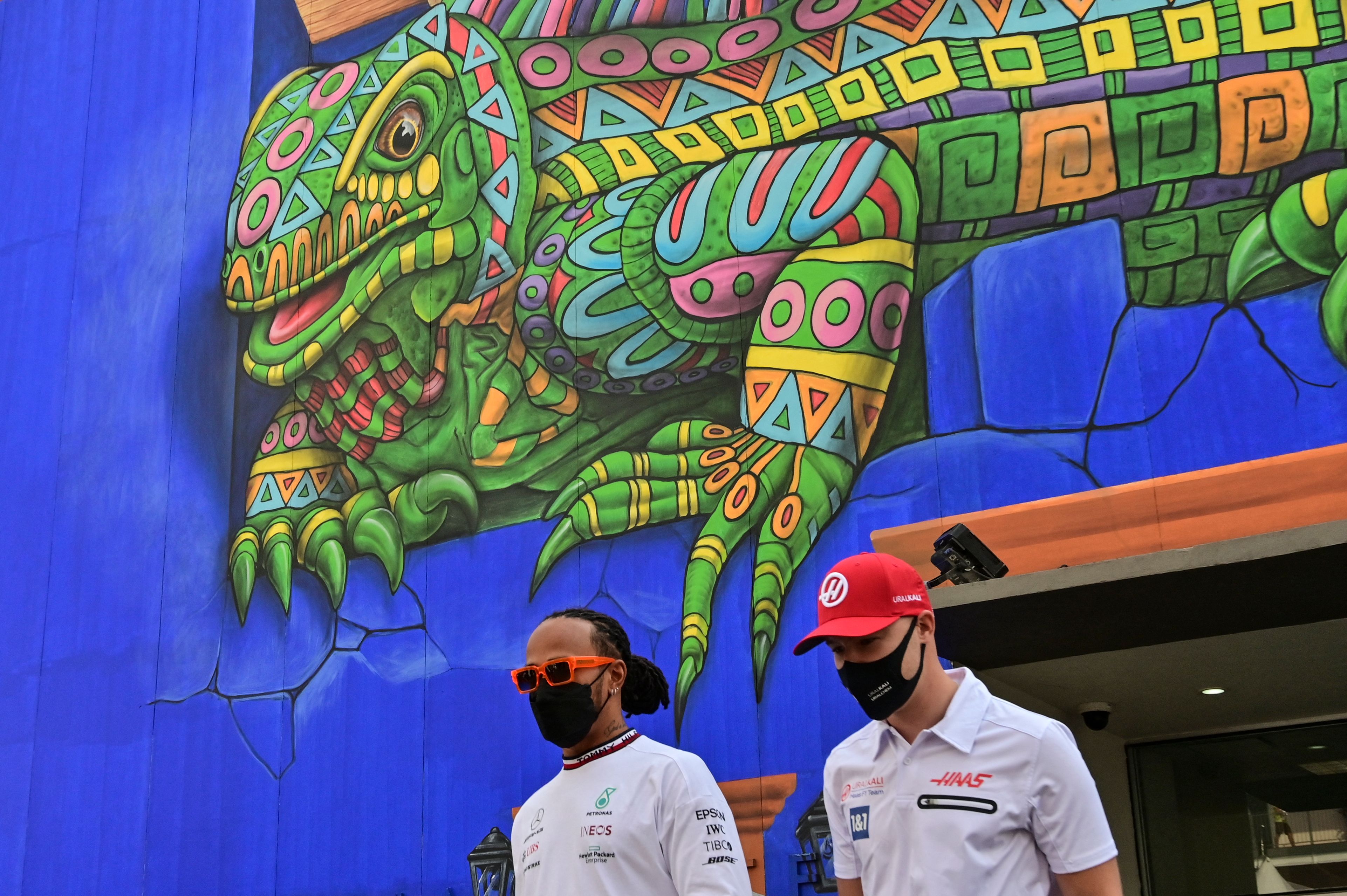 Lewis Hamilton y Nikita Mazepin, en el Autódromo Hermanos Rodríguez. (Foto Prensa Libre: AFP)
