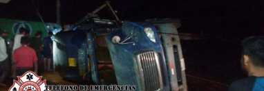 Un camión cisterna volcó en San Rafael Pacayá, Coatepeque, Quetzaltenango, y causó la muerte de una persona. (Foto Prensa Libre: CBMD)