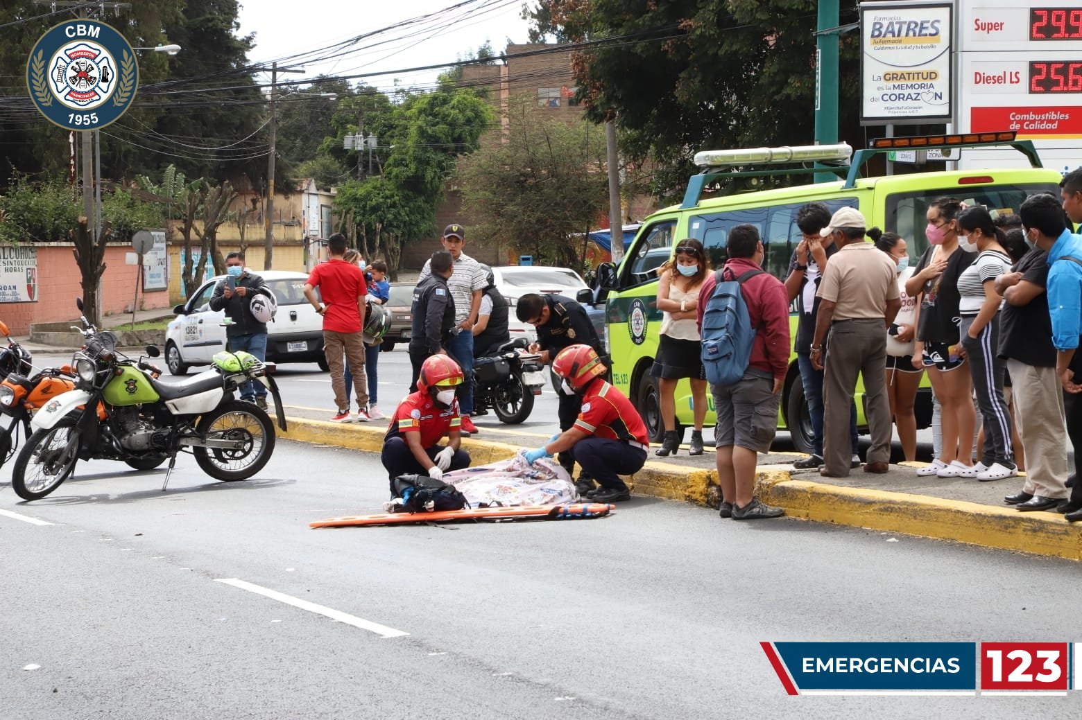 Dos personas murieron y dos resultaron heridas por un accidente de tránsito en la avenida Petapa. (Foto Prensa Libre: Bomberos Municipales)