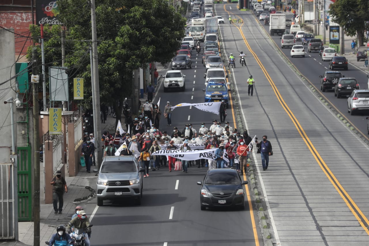 Agentes de la PNC son desplegados en la calzada Raúl Aguilar Batres para rehabilitar el paso por una manifestación. (Foto Prensa Libre: Érick Ávila)