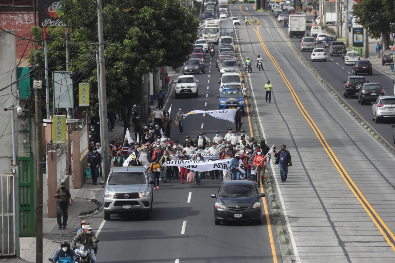 Agentes de la PNC son desplegados en la calzada Raúl Aguilar Batres para rehabilitar el paso por una manifestación. (Foto Prensa Libre: Érick Ávila)