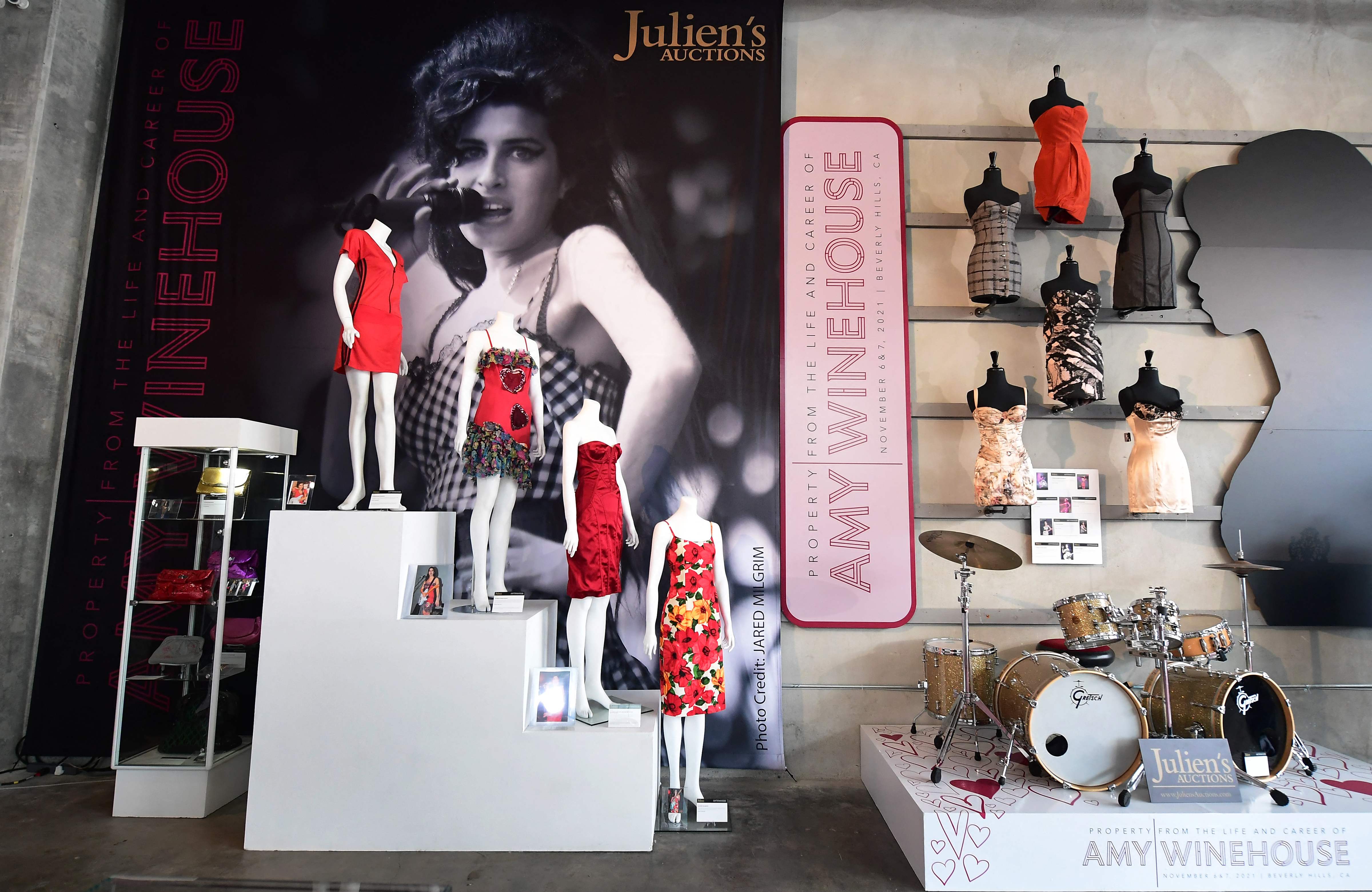 Una colección de vestidos de Amy Winehouse y su batería se exhibieron en Julien's Auctions en Beverly Hills, California, el 1 de noviembre de 2021. (Foto Prensa Libre: AFP). 
