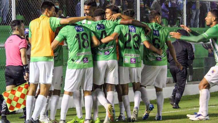 Los jugadores de Antigua GFC festejando su segundo gol que sirvió para remontar a Cobán Imperial. (Foto Prensa Libre: Antigua GFC Facebook)